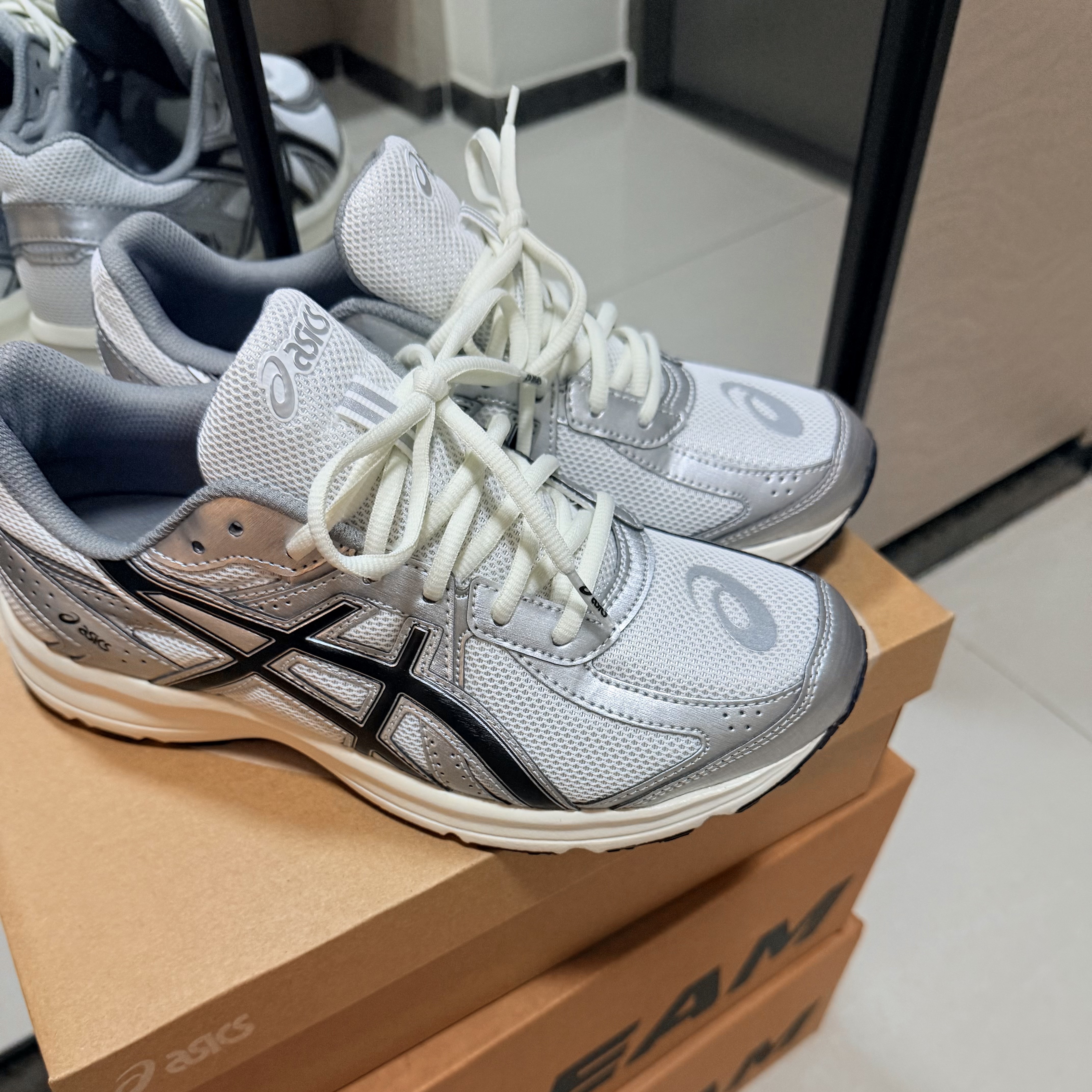 Asics Jog 100 S White Black - 2E Wide 착용 스타일