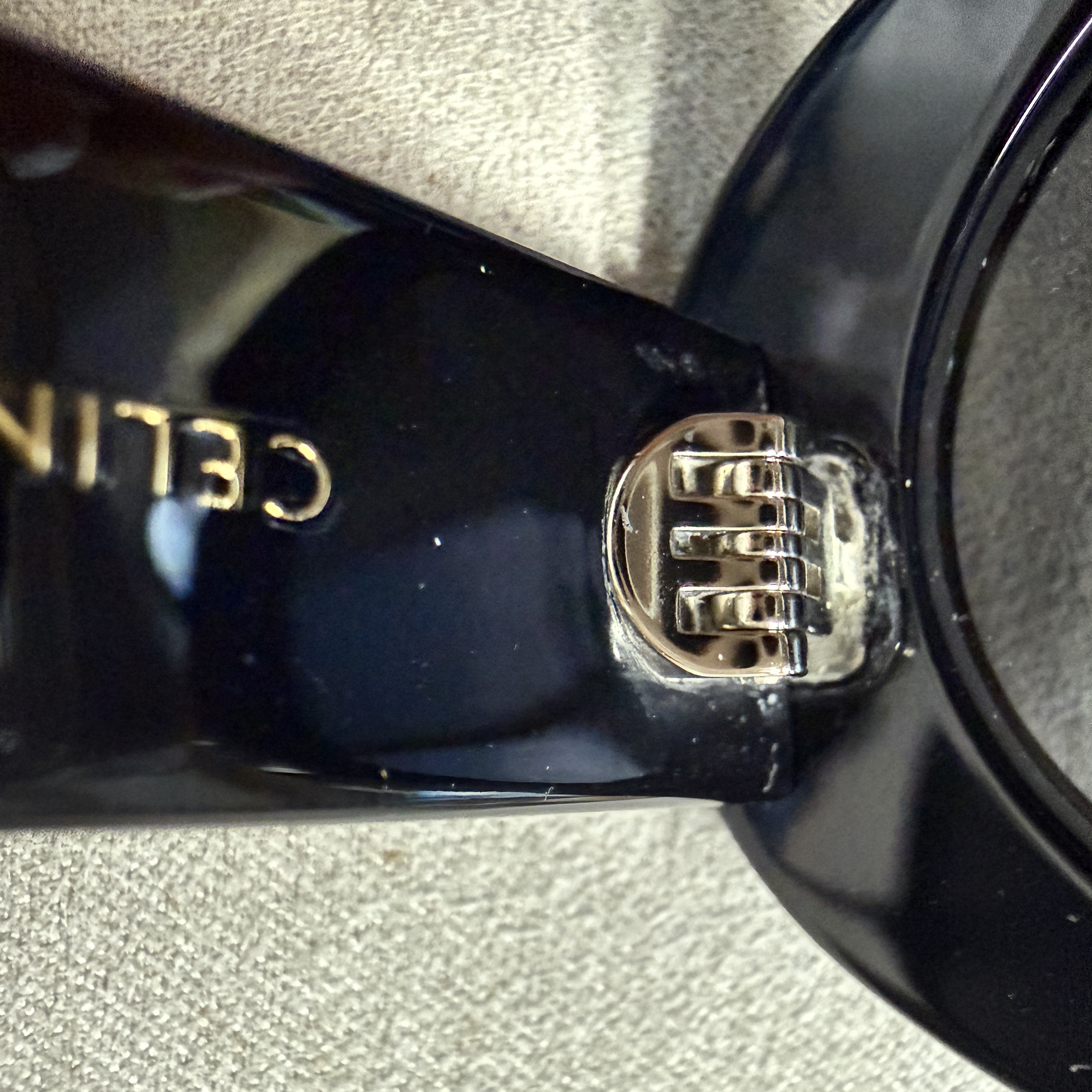 (W) Celine Triomphe 01 Sunglasses in Acetate Black 착용 스타일 - 2