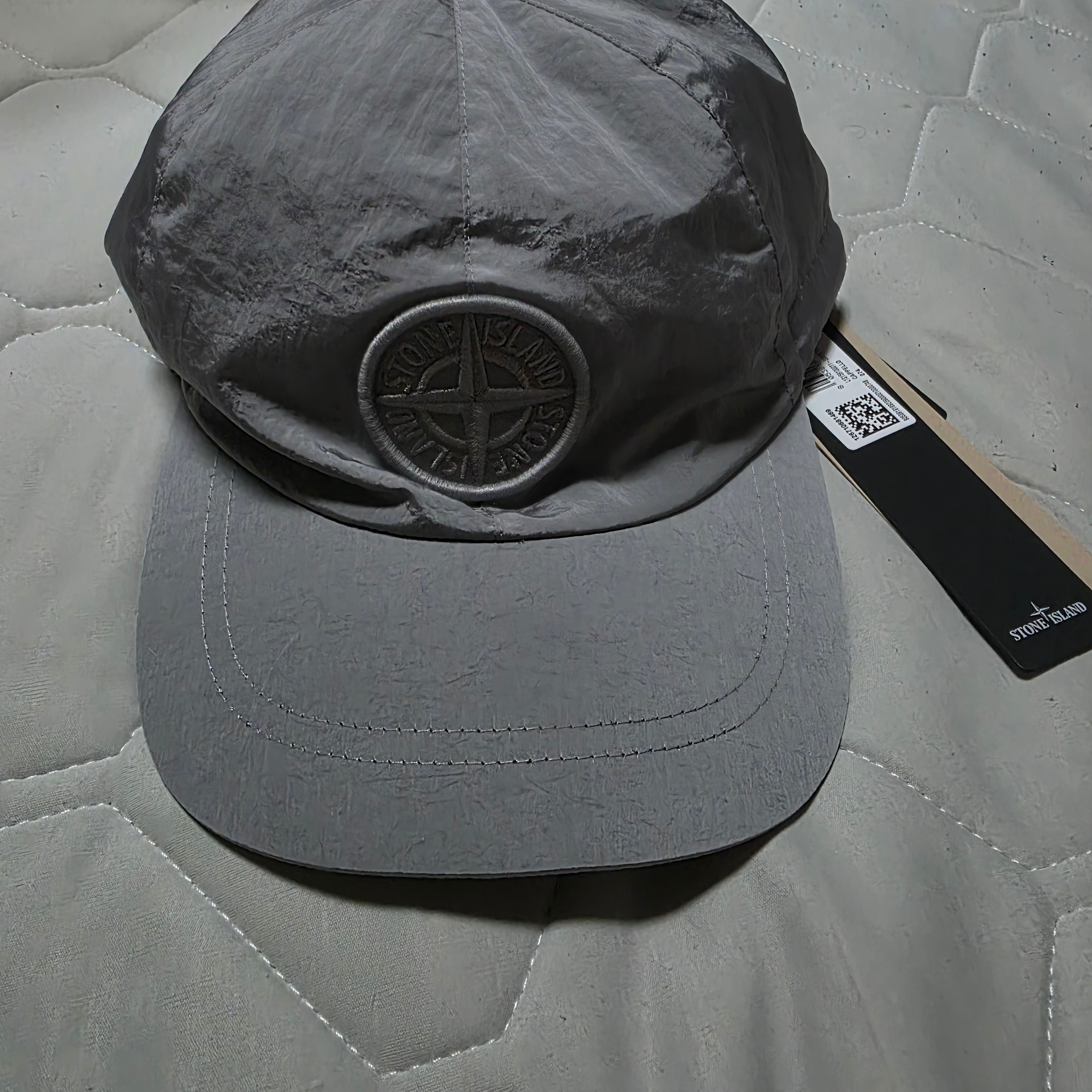 Stone Island 9100011 Nylon Metal in Econyl Baseball Cap with Drawcord Compass Embroidery Pearl Grey - 25FW, Stone Island 9100011 Nylon Metal in Econyl Baseball Cap with Compass Embroidery Black - 26FW 착용 스타일 - 1