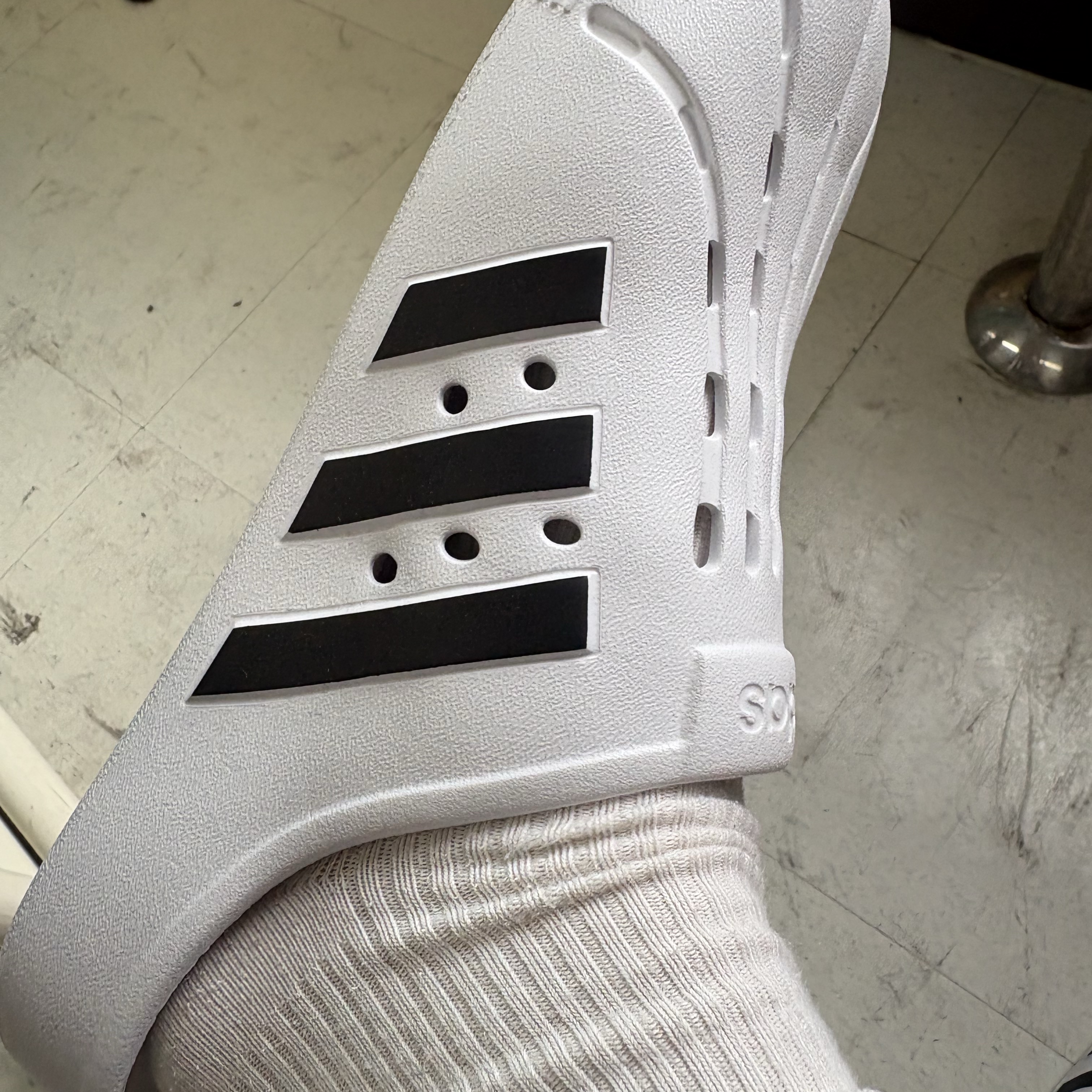 Adidas Adilette Clog White Black 착용 스타일 - 3