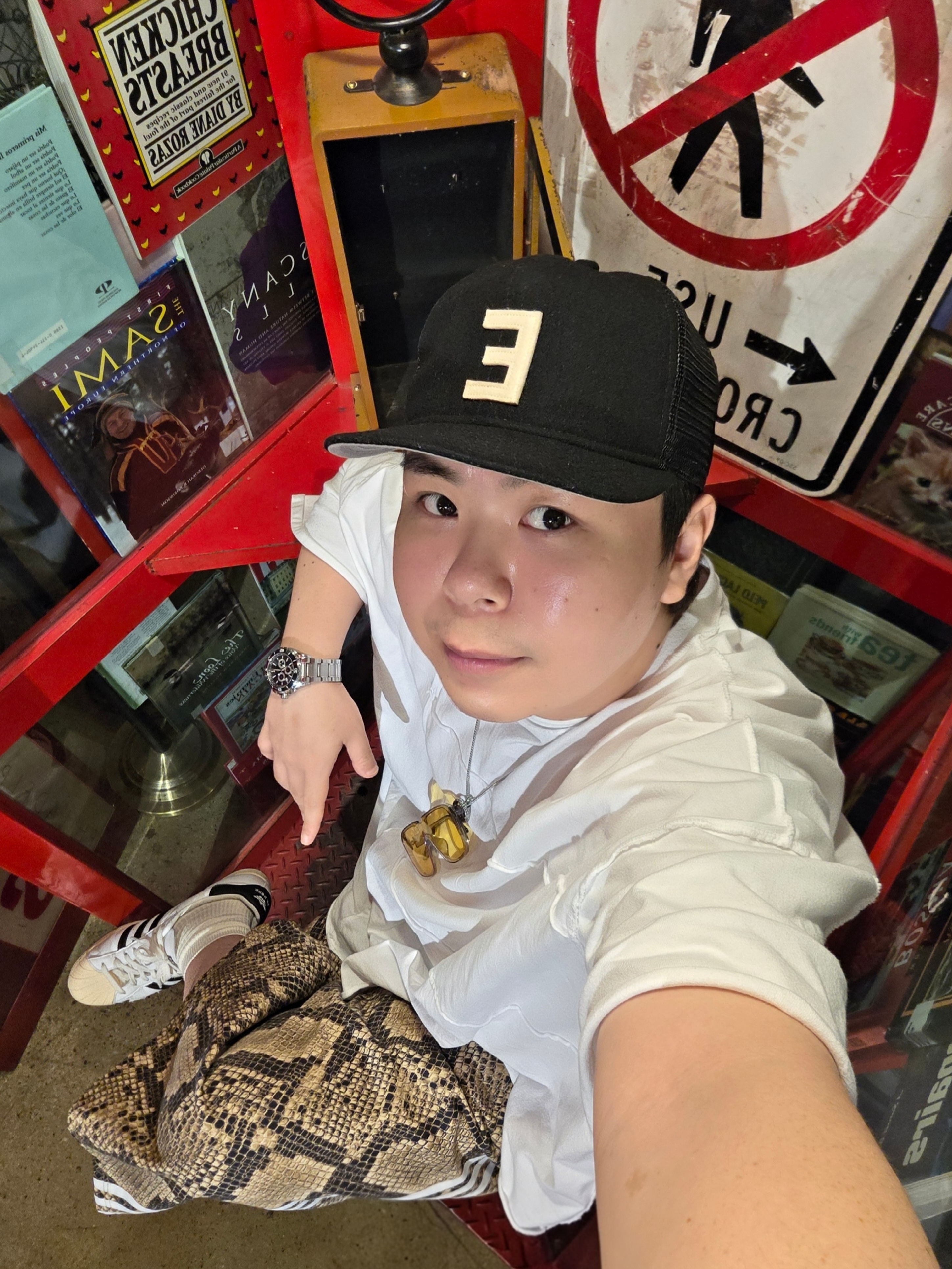 Essentials x New Era E Trucker Cap Black, Adidas x Taegeukdang Superstar White Black 착용 스타일 - 1