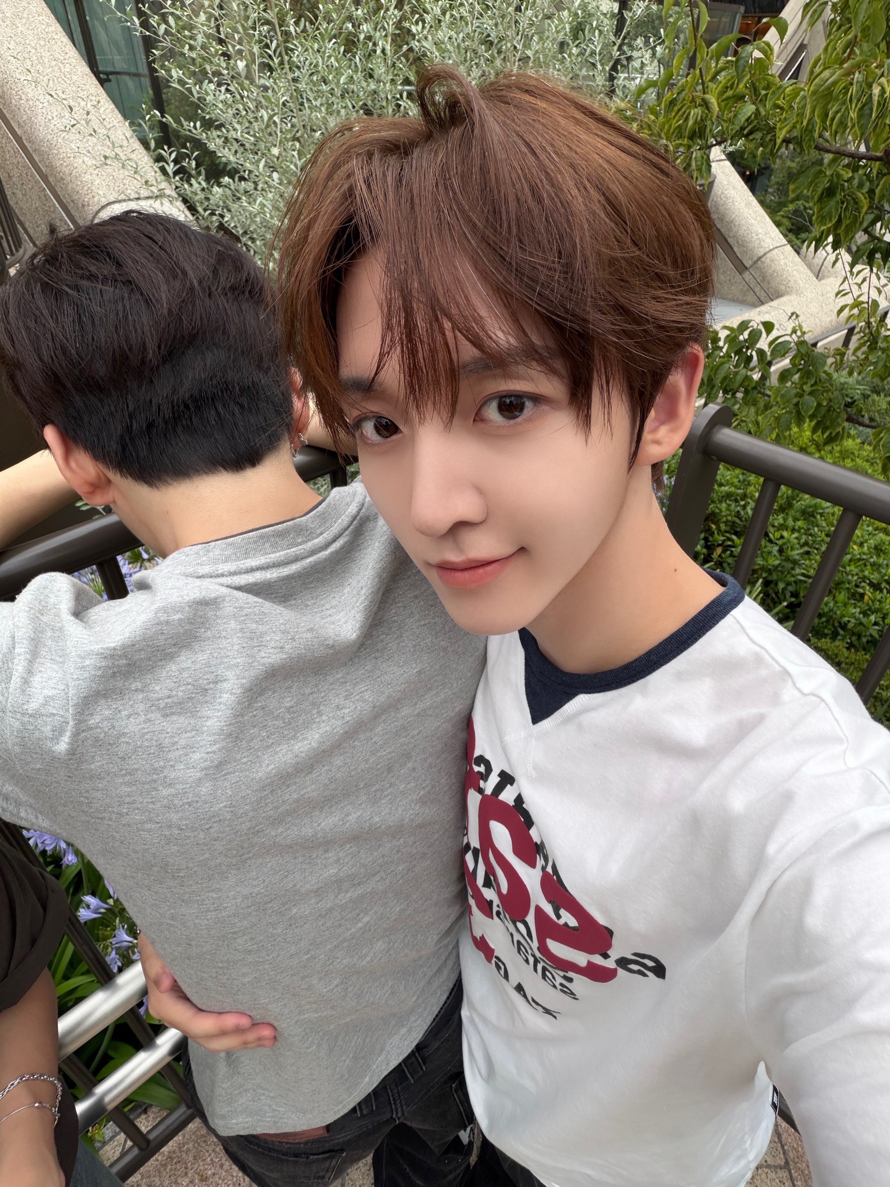 [예약 배송][KREAM 단독] Safarispot Roux Base School Club Tee White, [KREAM 단독] Safarispot Roux Base School Club Tee Brown 착용 스타일 - 1