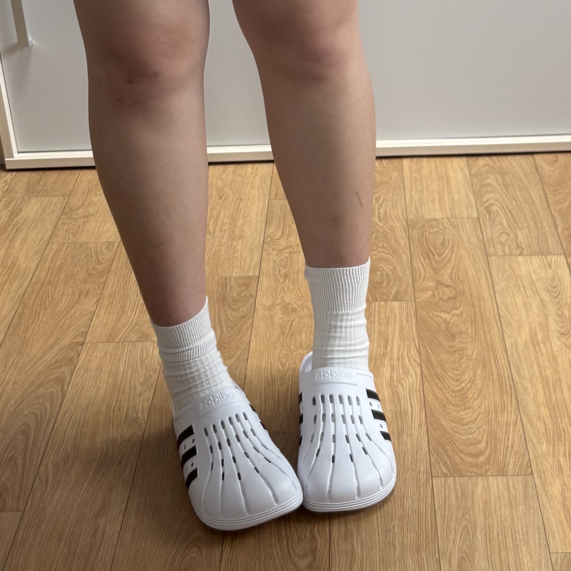 Adidas Adilette Clog White Black 착용 스타일 - 1