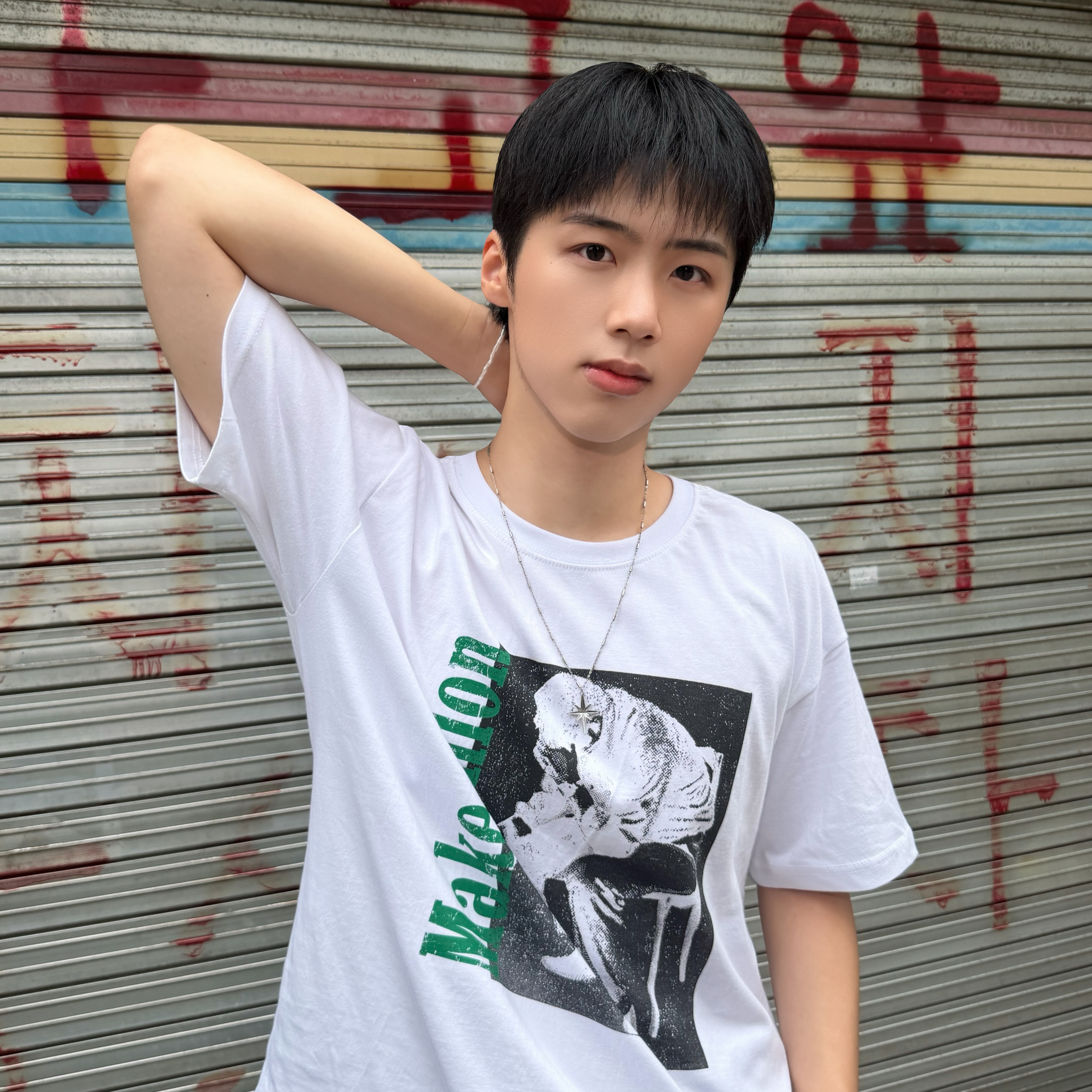 AMOU Trouble Half T-Shirts White, AMOU Trouble Half T-Shirts Gray 착용 스타일 - 2