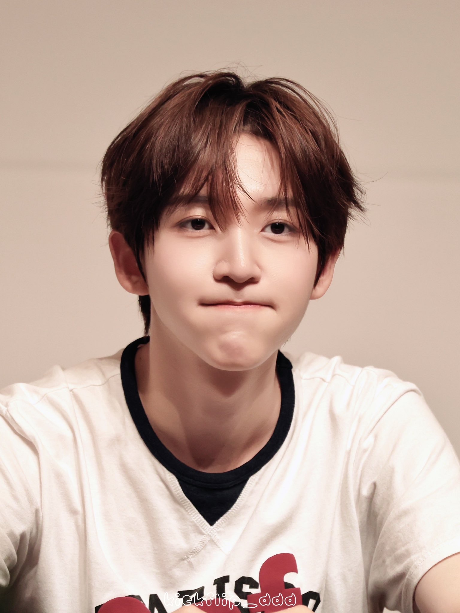 [예약 배송][KREAM 단독] Safarispot Roux Base School Club Tee White, [KREAM 단독] Safarispot Roux Base School Club Tee Brown 착용 스타일 - 4