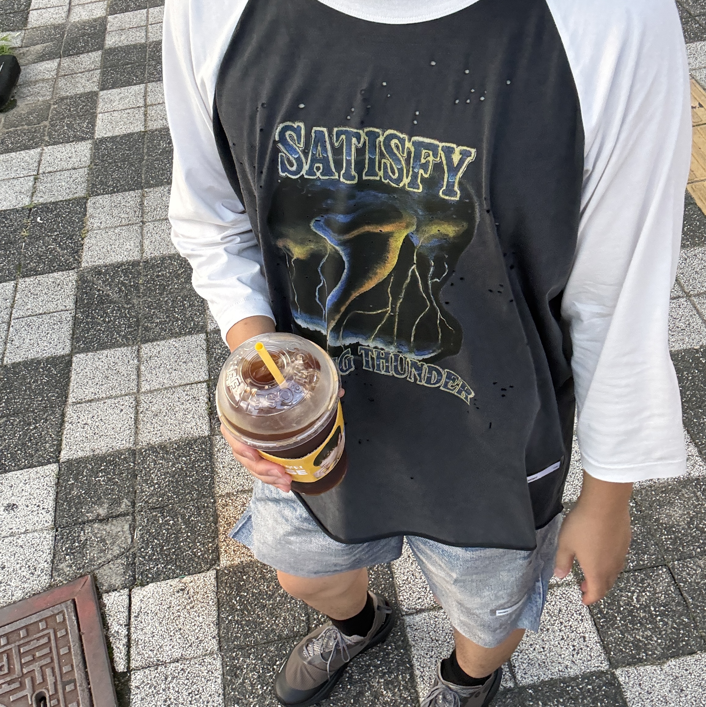 Satisfy Mothtech Baseball T-Shirt Off White Aged Black, Satisfy Peaceshell 5 Inch Unlined Shorts Digital Denim 착용 스타일