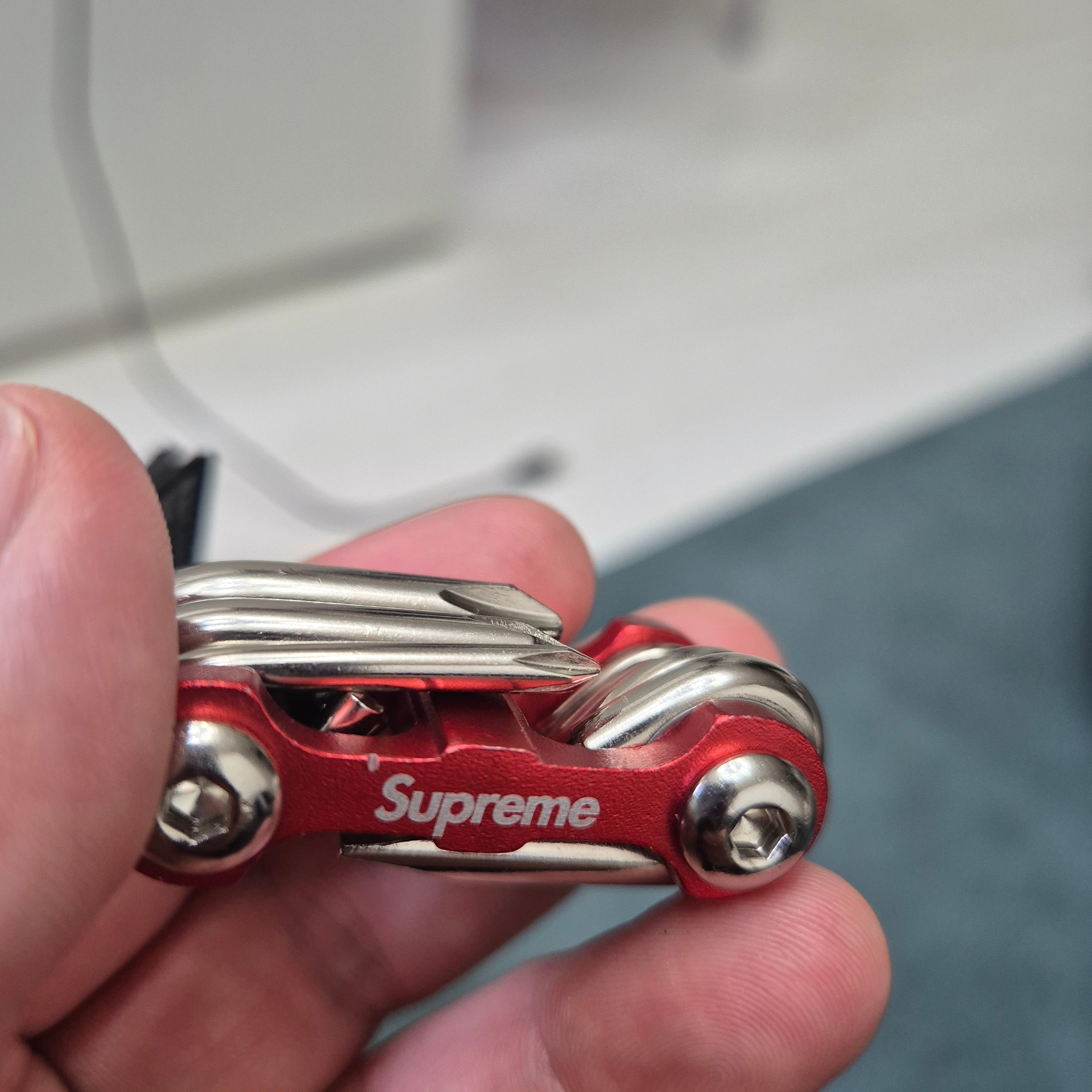 Supreme x Chibi Rib Screwdriver Keychain Red - 25FW 착용 스타일