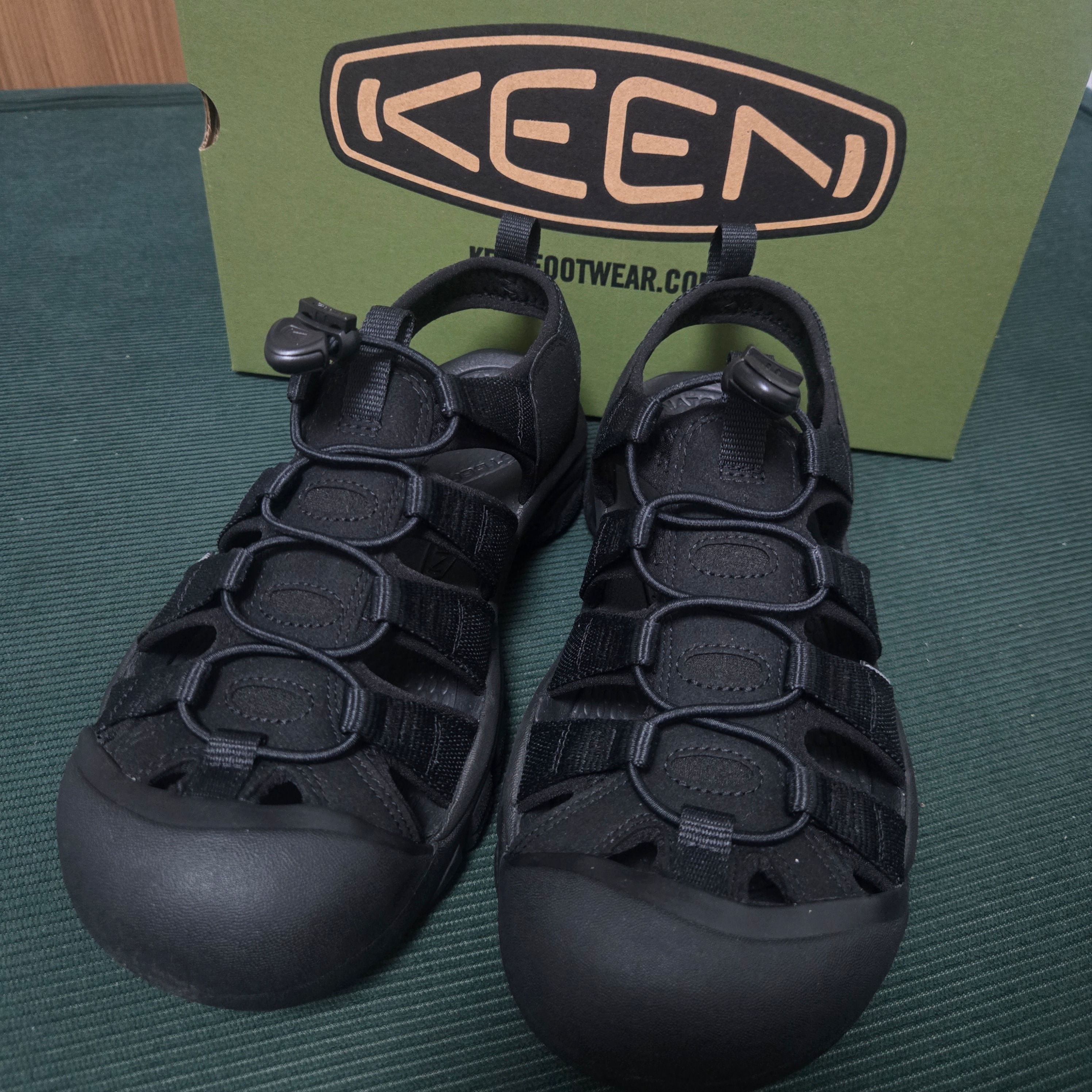 Keen Newport H2 Triple Black 착용 스타일