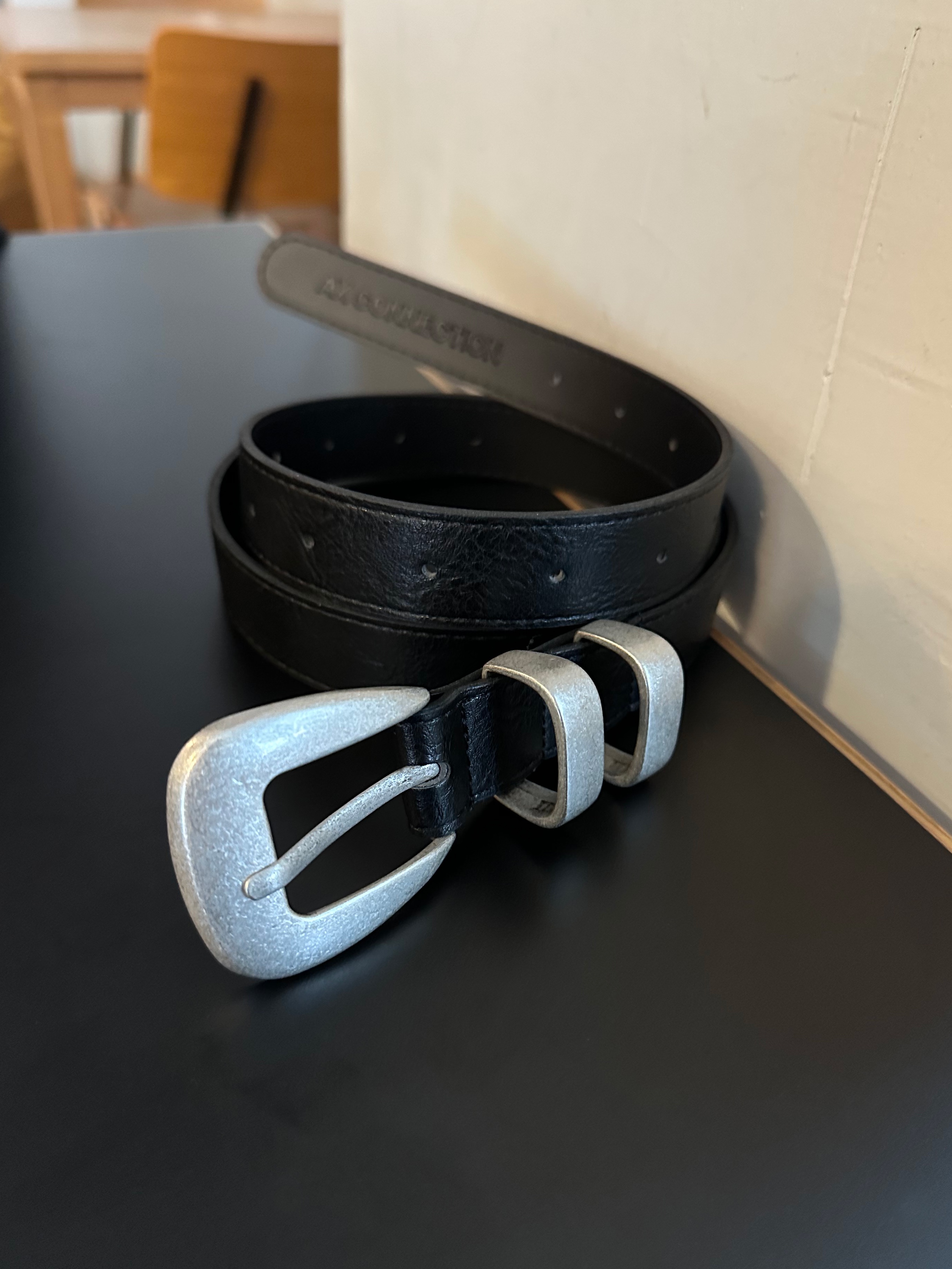 AX CONNECTION Light Snake Texture Belt Beige, AX CONNECTION Double Buckle Snake Texture Belt Black 착용 스타일 - 4