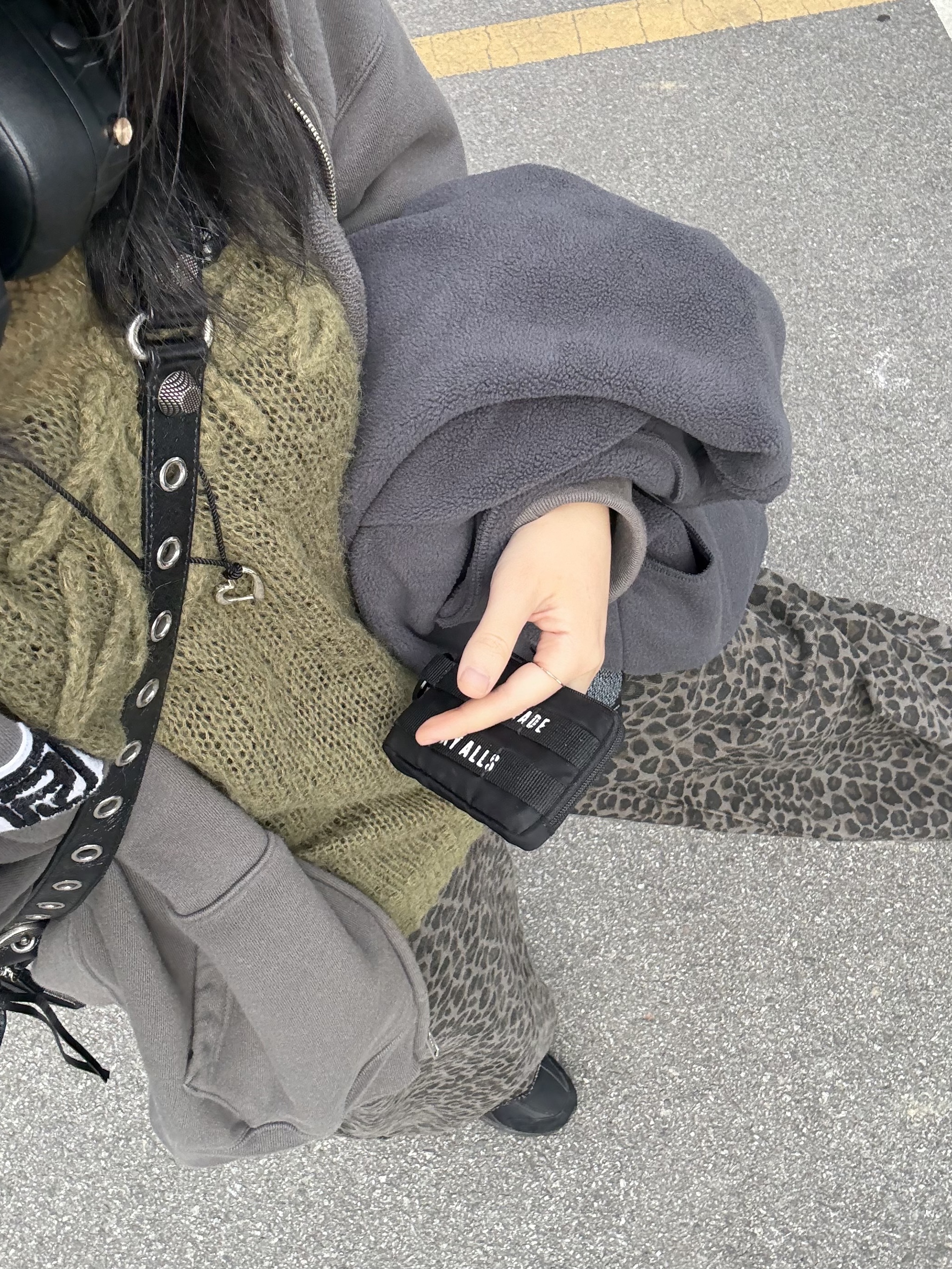 Balenciaga Neo Cagole XS Handbag Black, Stussy Loose Knit Logo Sweater Cypress 착용 스타일 - 2