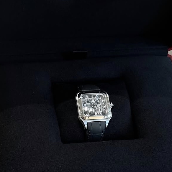Cartier Santos-Dumont Skeleton Watch Equipped with a Micro-Rotor White Gold Diamond-Set Alligator Skin 착용 스타일