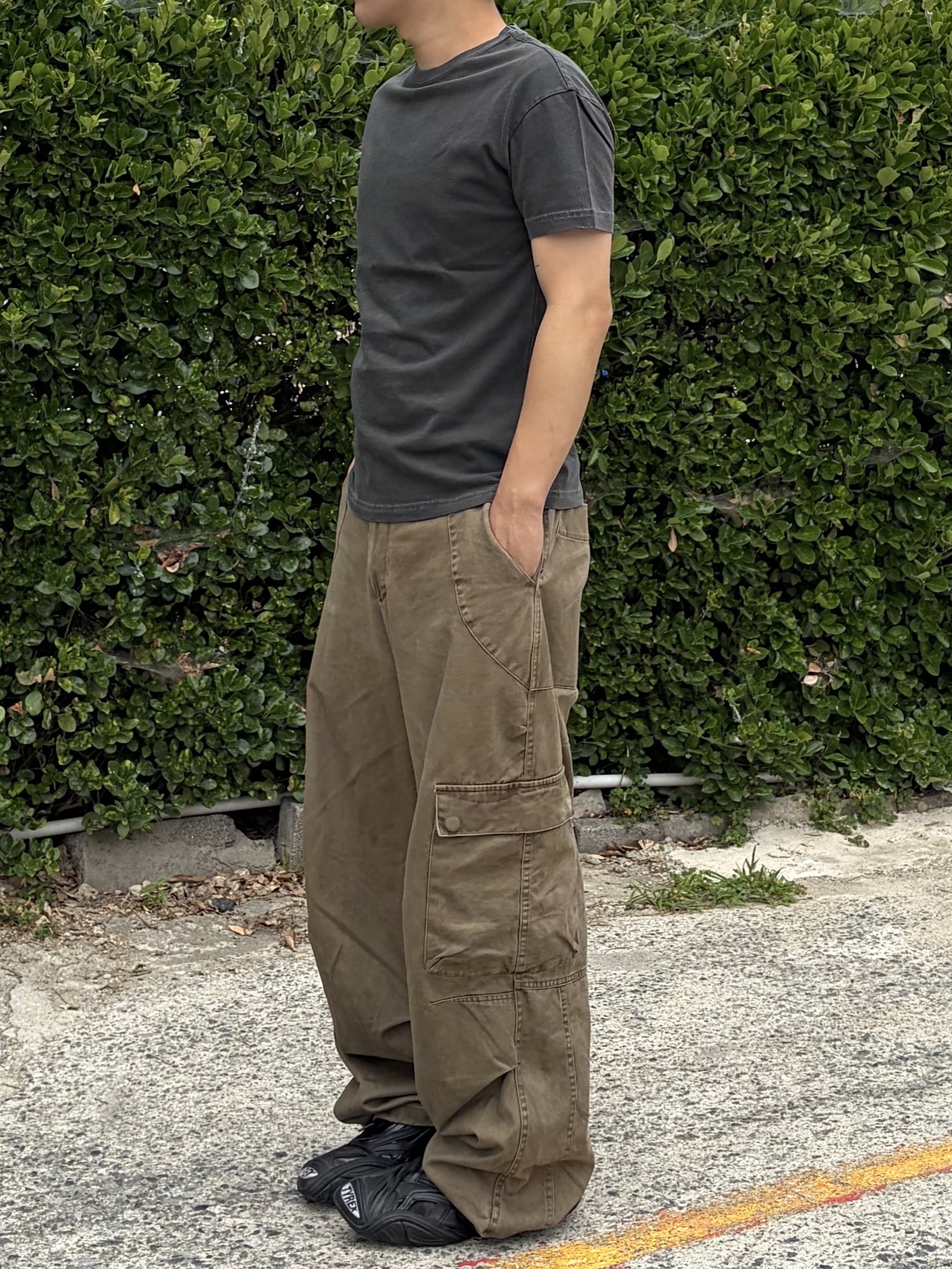 Balenciaga Tyrex Sneakers Black, noun Washed Cargo Pants Khaki 착용 스타일 - 3