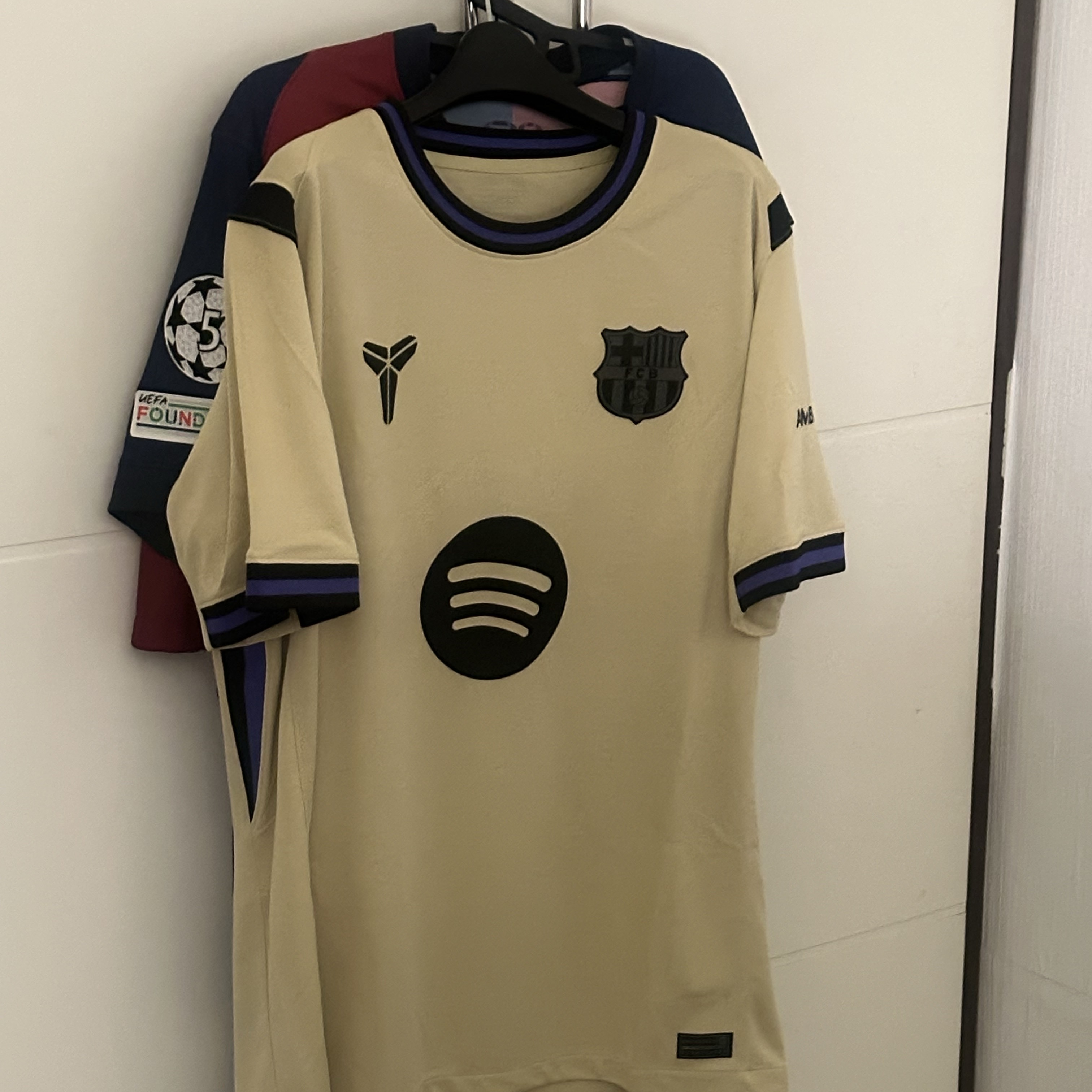 Nike FC Barcelona 2025/26 Stadium Away Dri-Fit Replica Jersey Team Gold Persian Violet Black (Non Marking Ver.) 착용 스타일 - 2