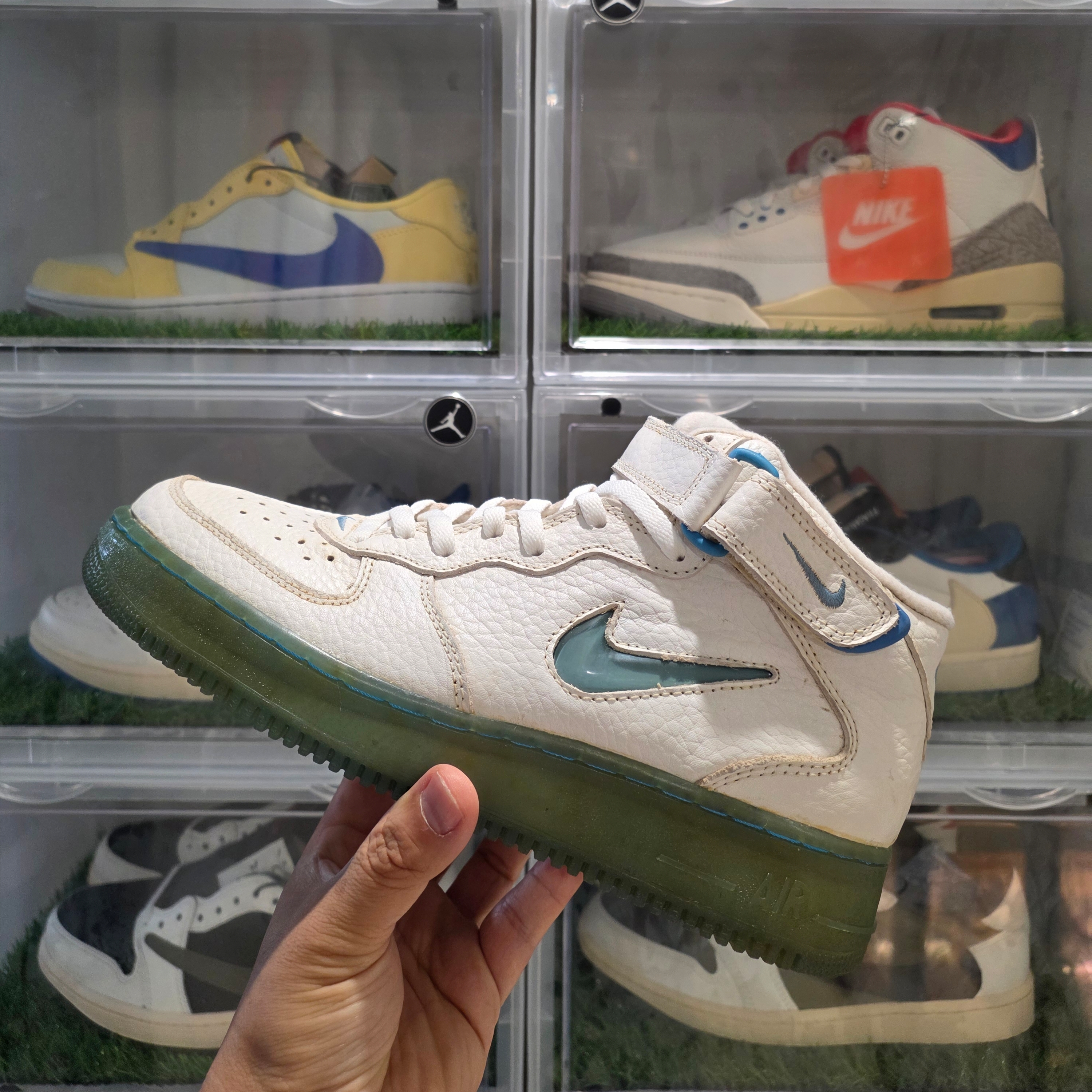 Nike Air Force 1 1996 Mid SC Dalmatian, Jordan 1 x Travis Scott x Fragment Retro Low OG SP Military Blue 착용 스타일 - 4