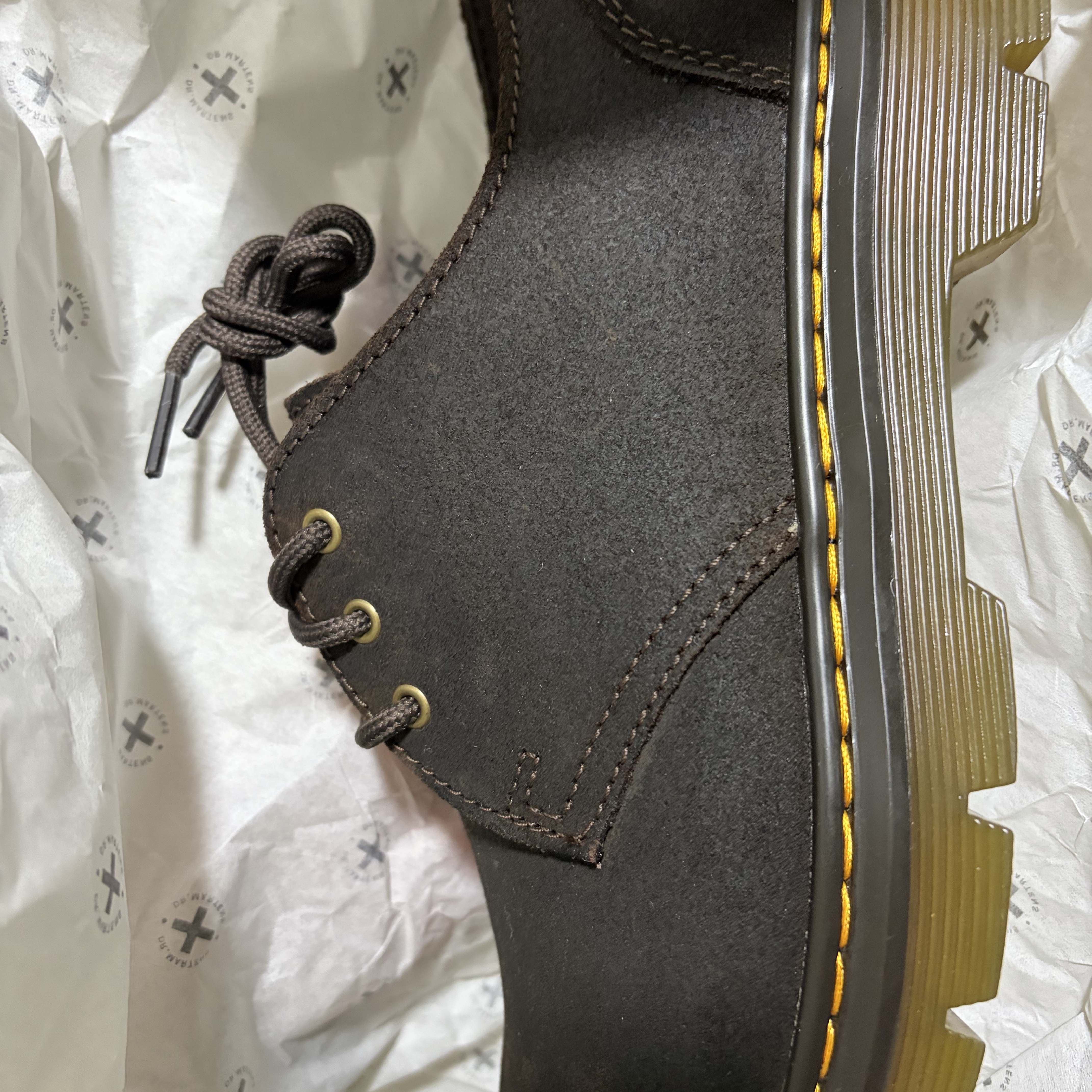 Dr. Martens Aprile 3i Dark Brown 착용 스타일