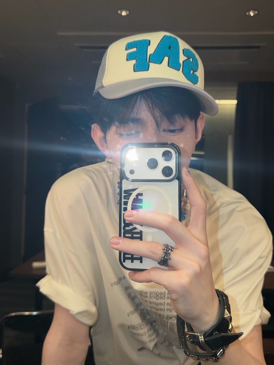 Honey Scoop House x Safarispot SAF Logo Trucker Cap Gray, Honey Scoop House x Safarispot SAF Logo Trucker Cap Black 착용 스타일 - 2