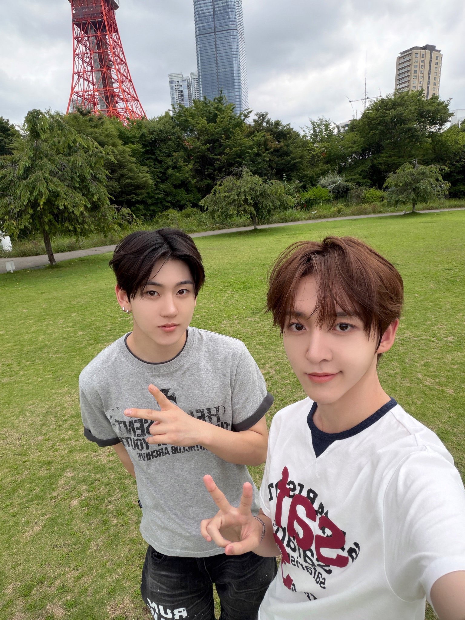 [예약 배송][KREAM 단독] Safarispot Roux Base School Club Tee White, [KREAM 단독] Safarispot Roux Base School Club Tee Brown 착용 스타일 - 2