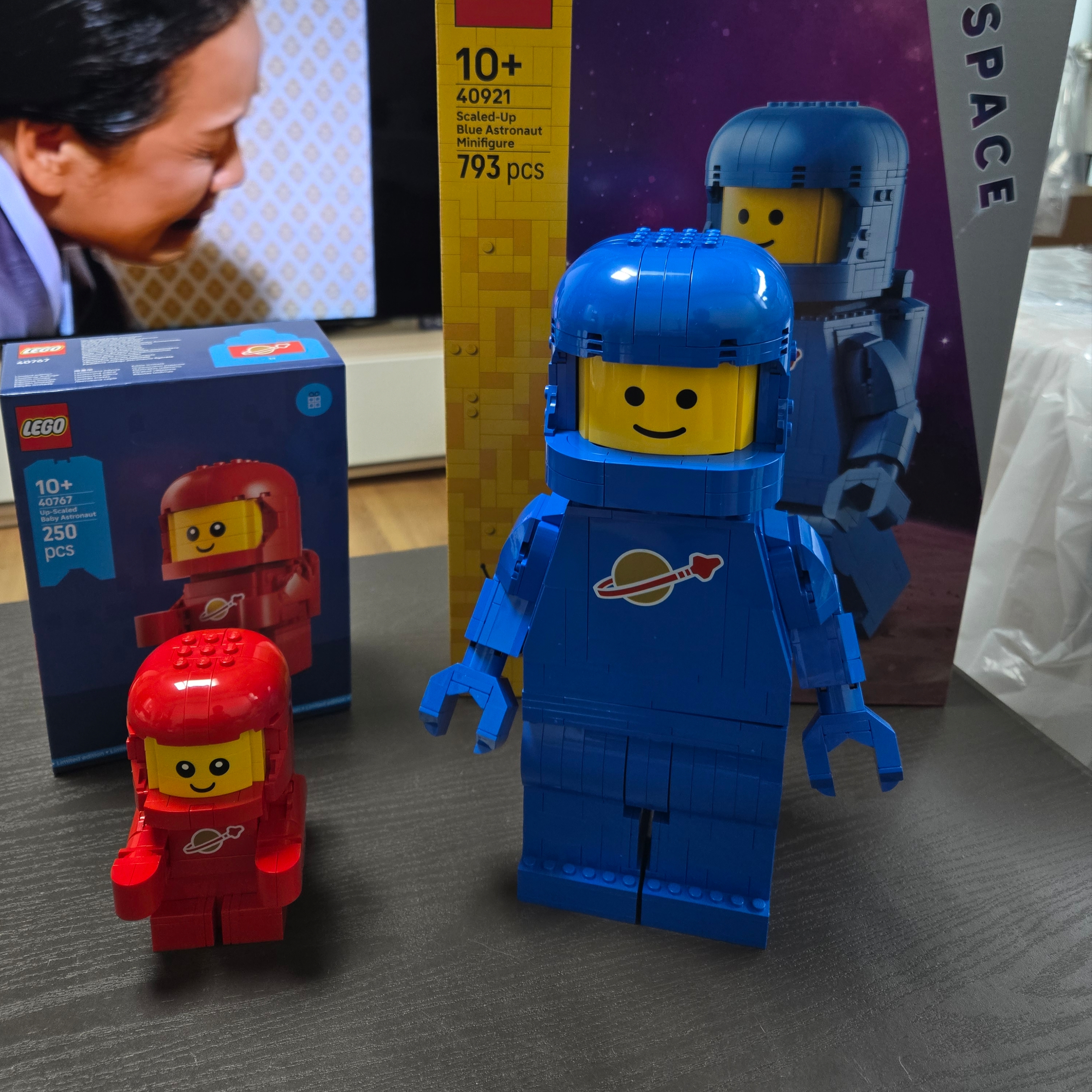 Lego Minifigures Up Scaled Blue Astronaut Minifigure, Lego Up-Scaled Baby Astronaut 착용 스타일