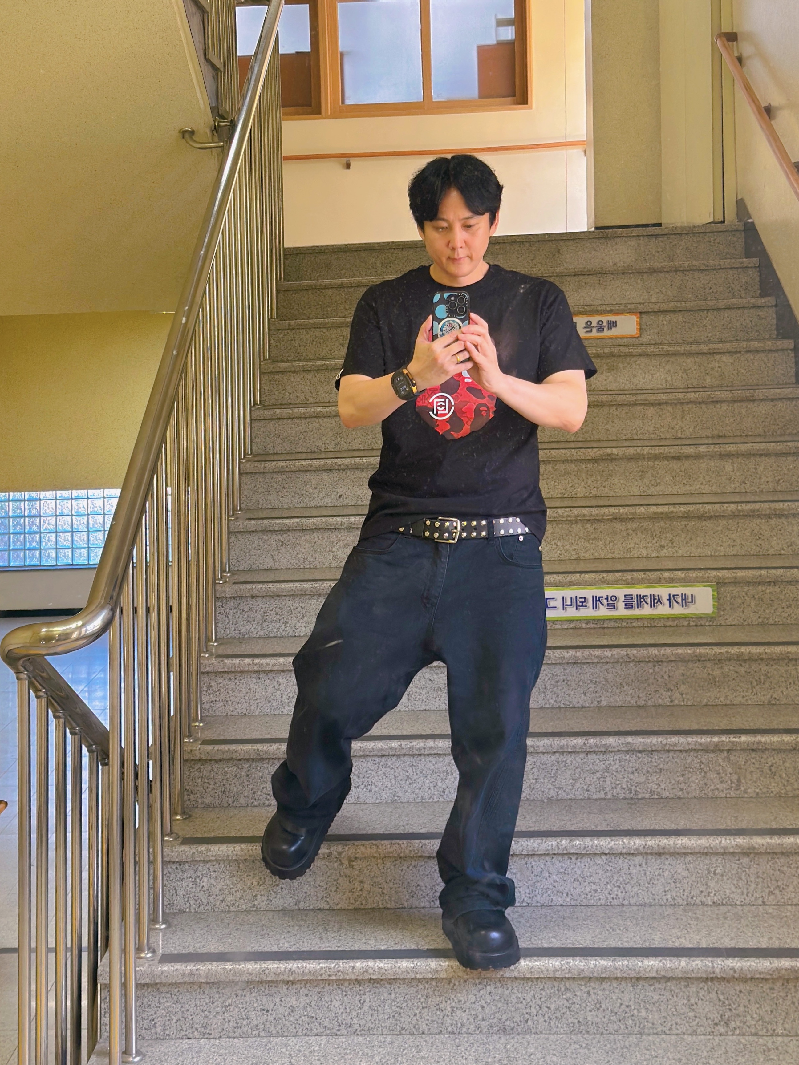 Stussy 8 Ball Studded Belt Black, BAPE x Clot Camo Big Ape Head Relaxed Fit T-Shirt Black 착용 스타일