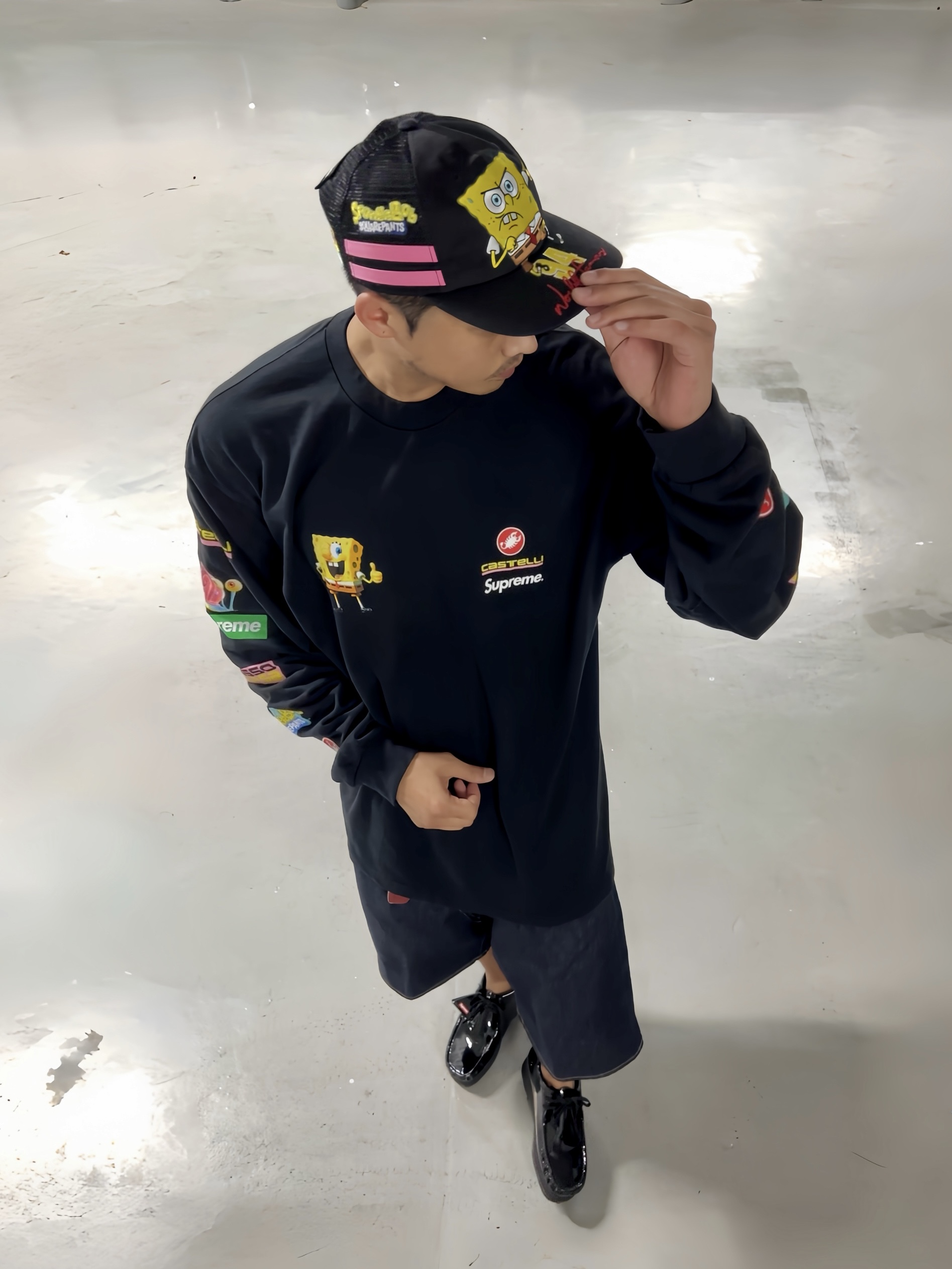 Supreme x SpongeBob Jeff Hamilton Mesh Back 6-Panel Black - 25SS, Supreme x SpongeBob SquarePants Castelli Racing L/S T-Shirt Black - 25SS 착용 스타일