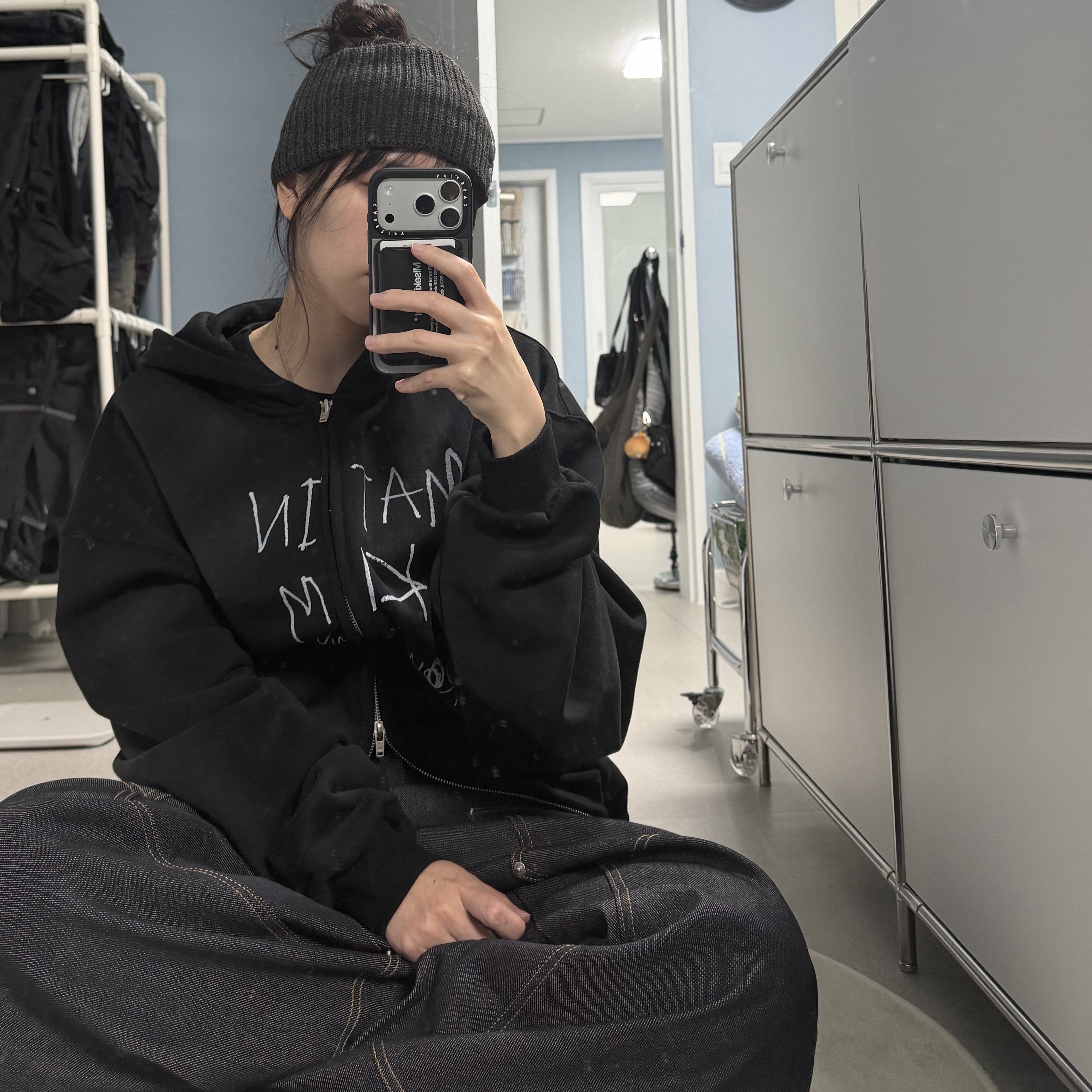 Matin Kim Vintage Washed Graffiti Hoody Zip Up In Black 착용 스타일