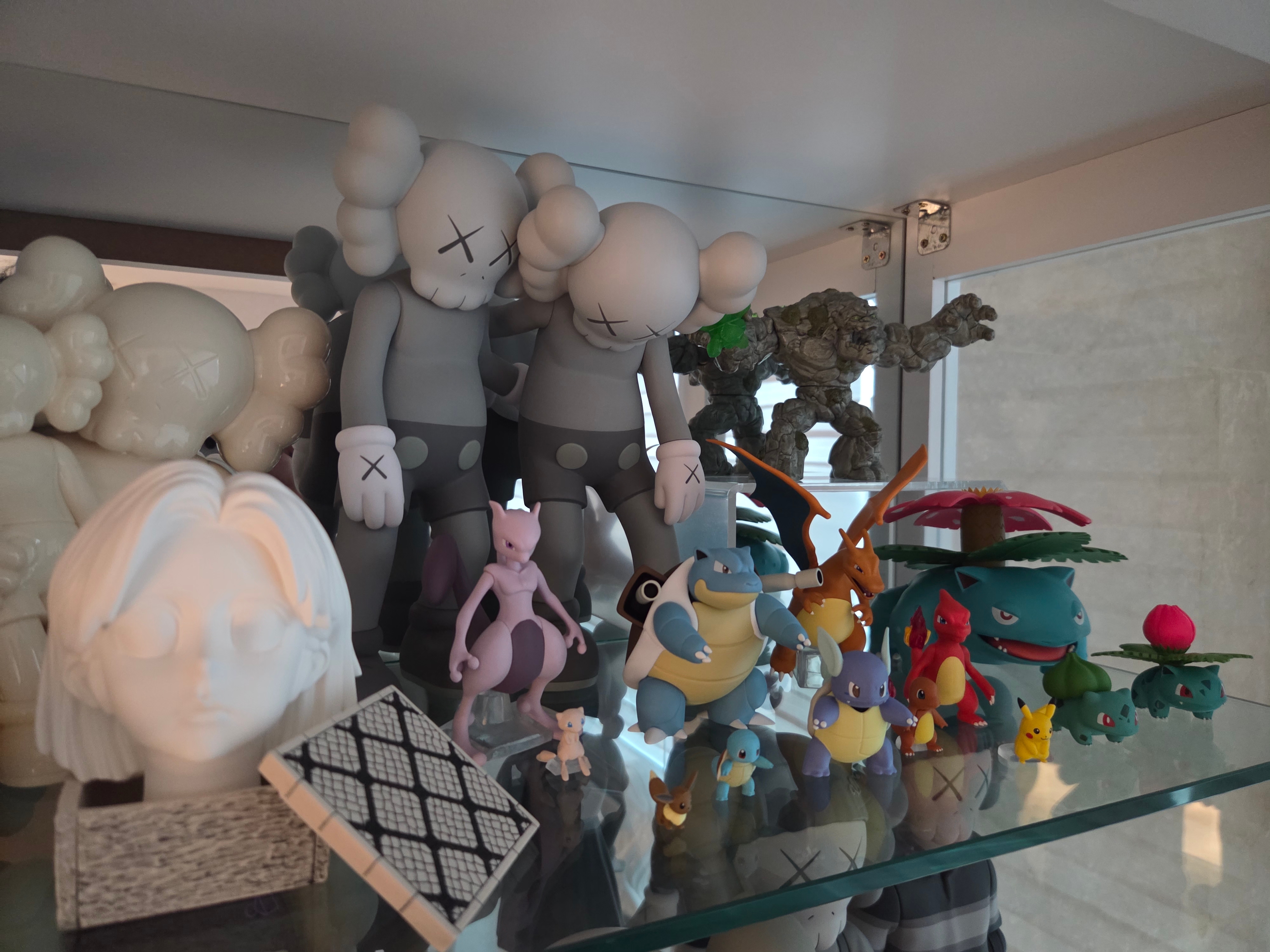 Kaws Holiday Changbai Mountain Vinyl Figure Snowy White, Kaws Along The Way Vinyl Figure Grey 착용 스타일
