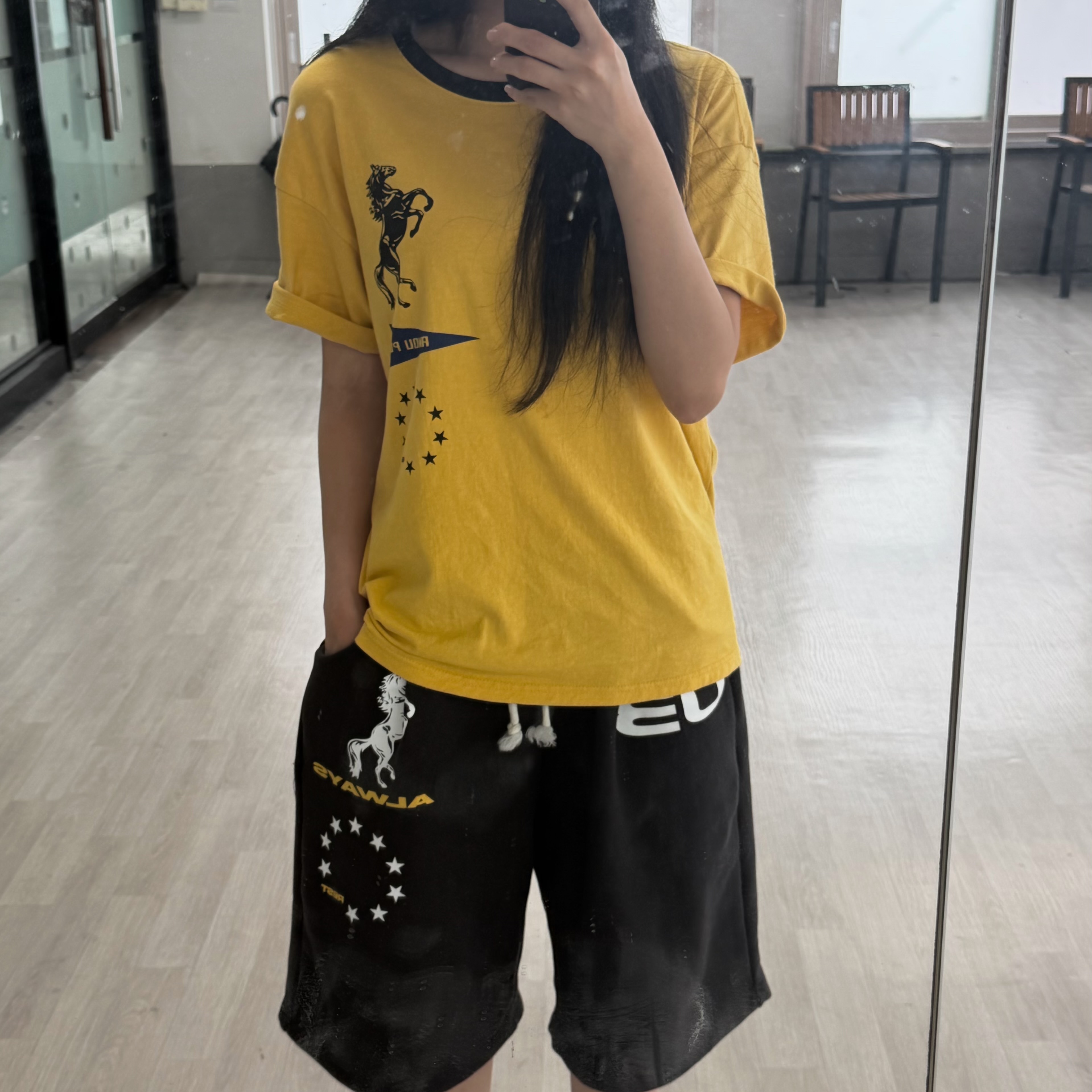 AMOU Horse One Tuck Bermuda Pants Black, AMOU Horse One Tuck Bermuda Pants Blue 착용 스타일 - 2