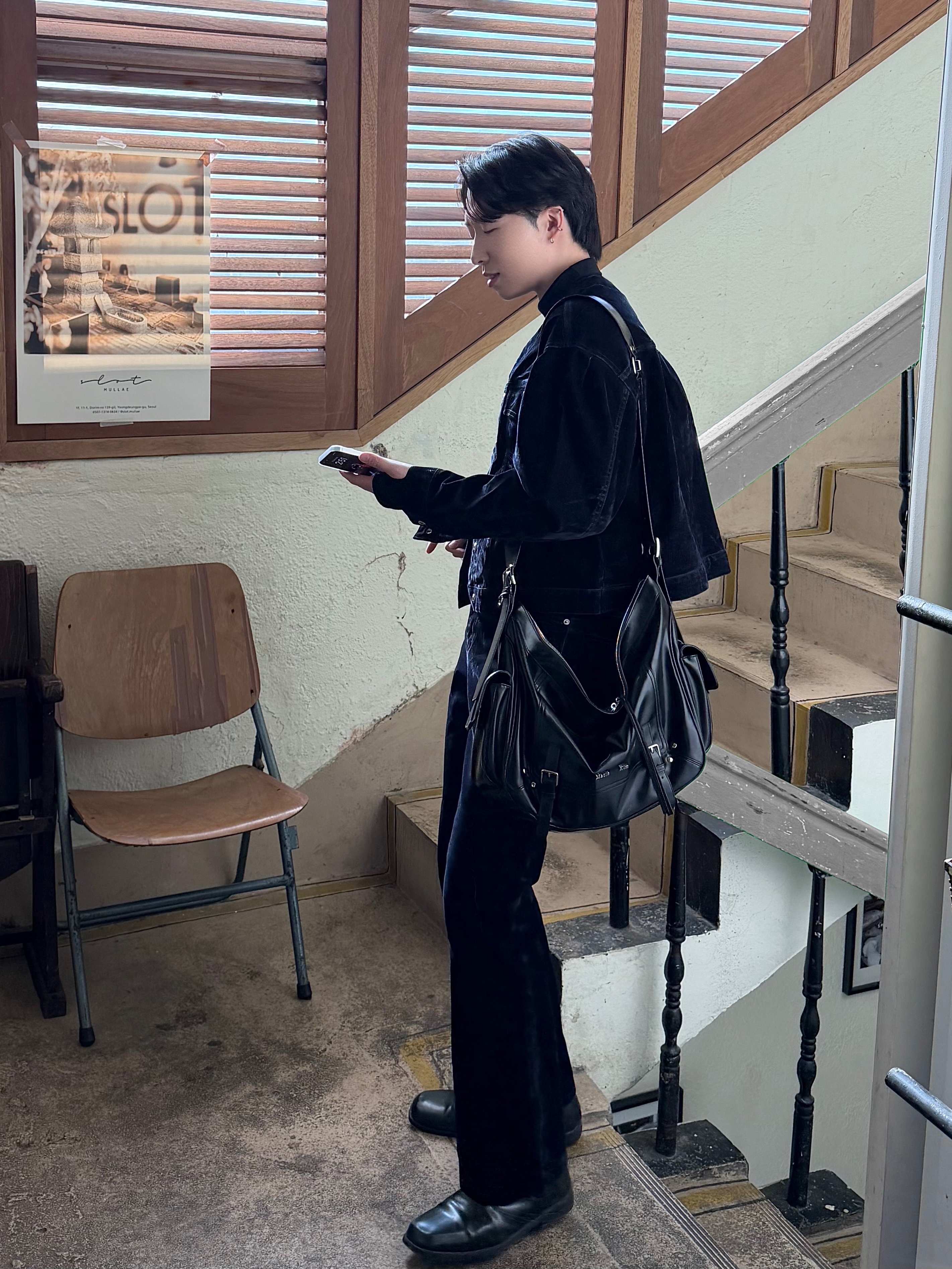 Jacquemus La Chaine Signature Logo Chain Necklace Silver, Matin Kim Rivet Point Quad Shoulder Bag Black 착용 스타일 - 6