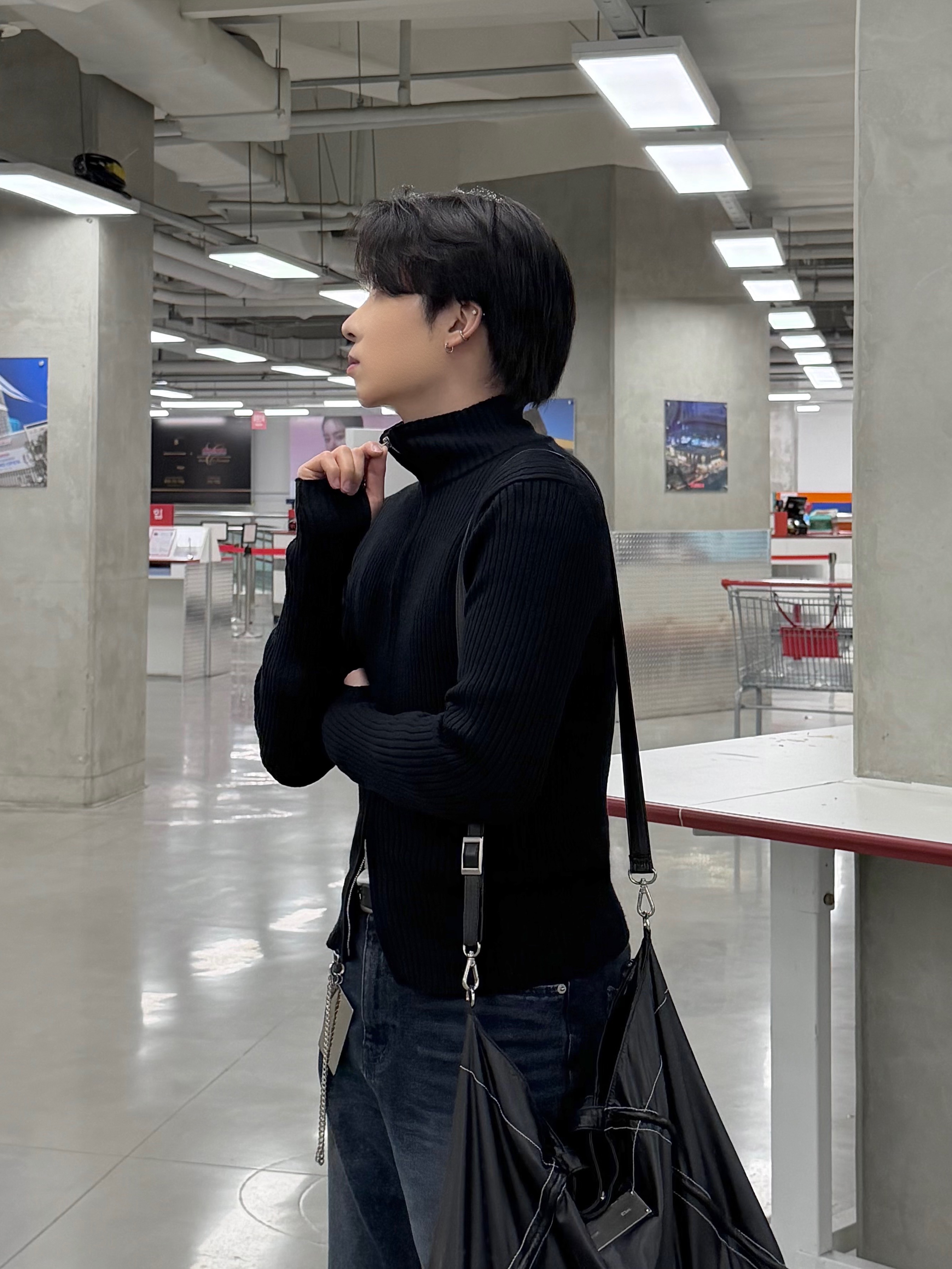 Matin Kim Rivet Point Quad Shoulder Bag Black 착용 스타일 - 2