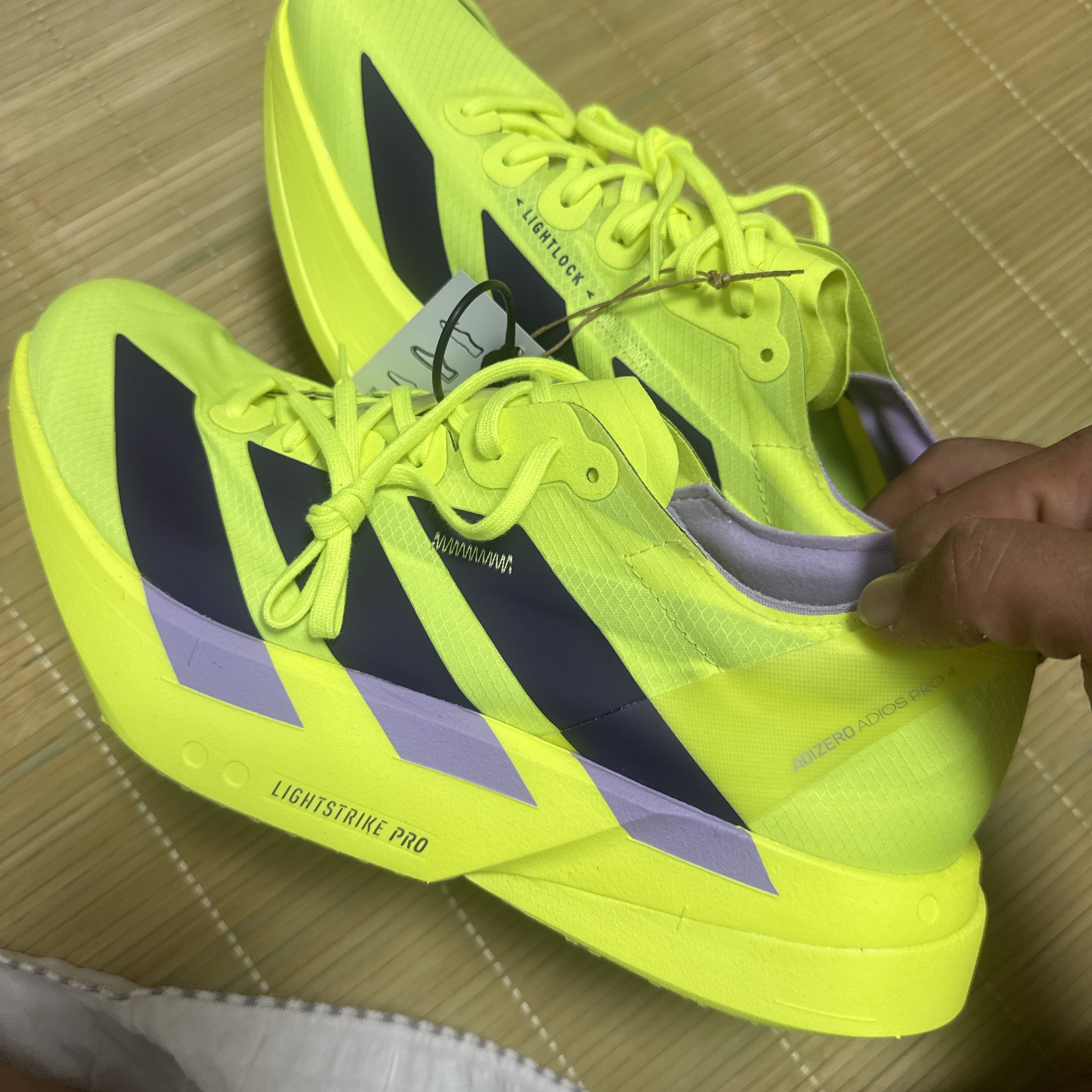 Adidas Adizero Adios Pro 4 Solar Yellow Aurora Plum 착용 스타일