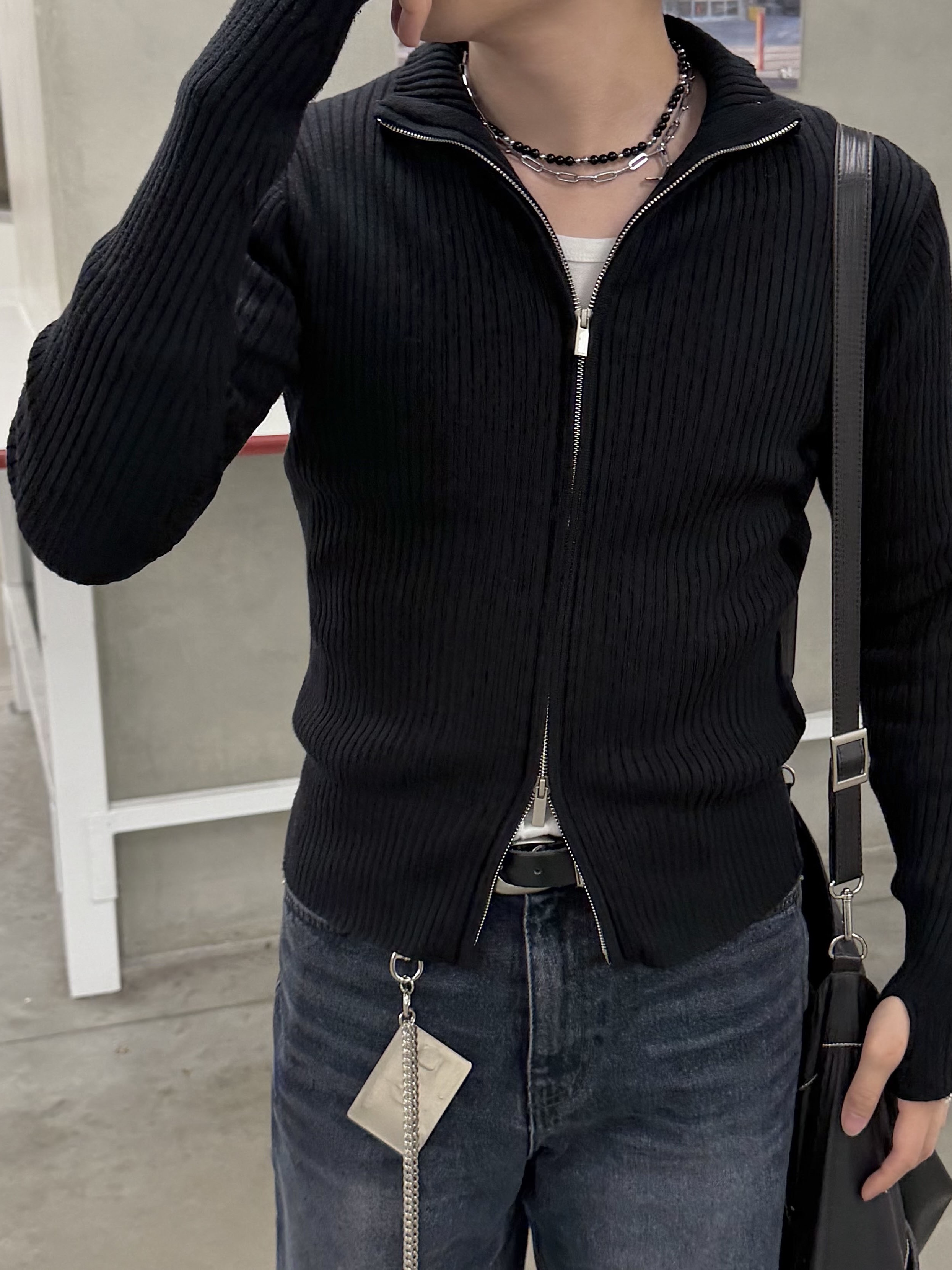 Matin Kim Rivet Point Quad Shoulder Bag Black 착용 스타일 - 7
