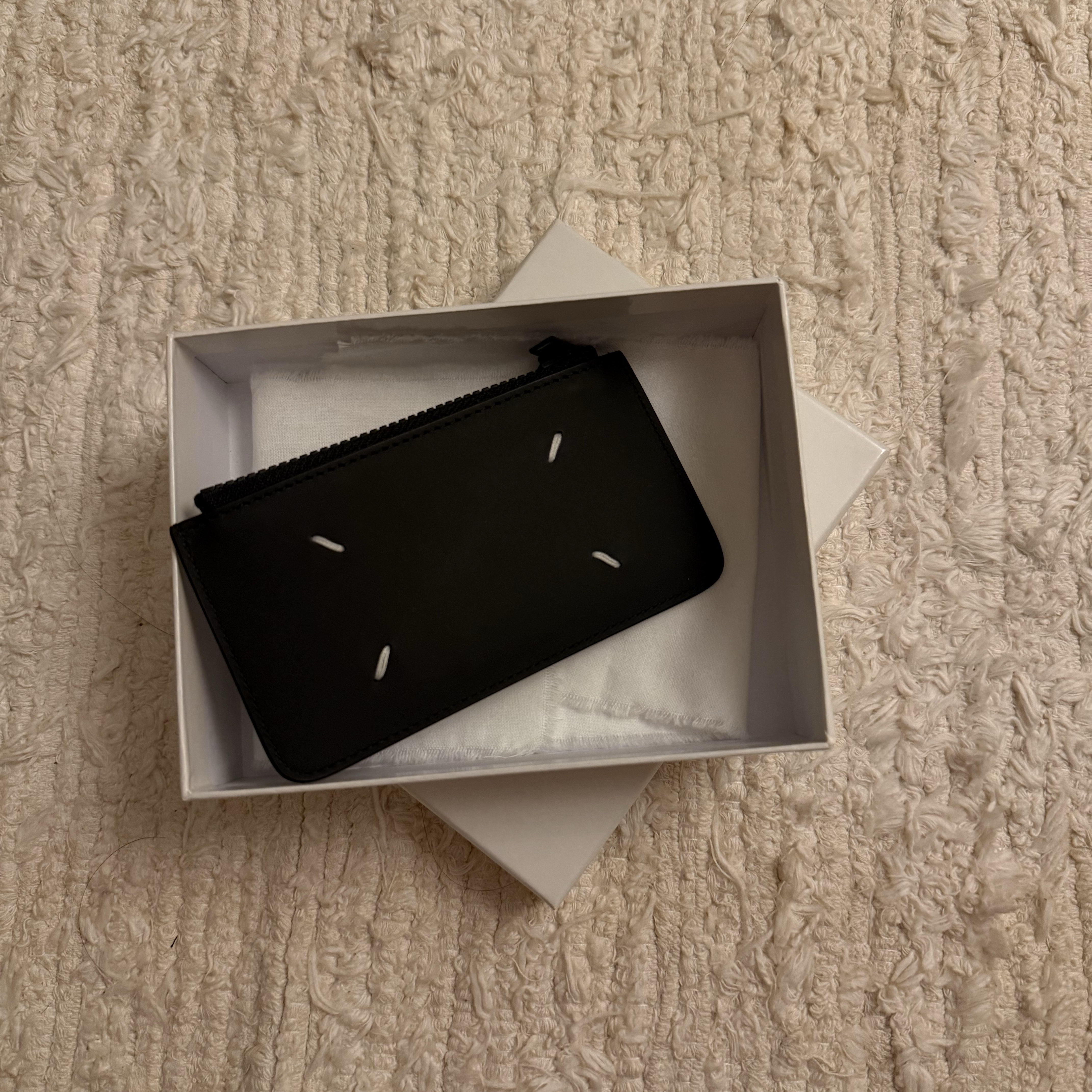 Maison Margiela Logo Tab Reflective Leather Wallet Black 착용 스타일
