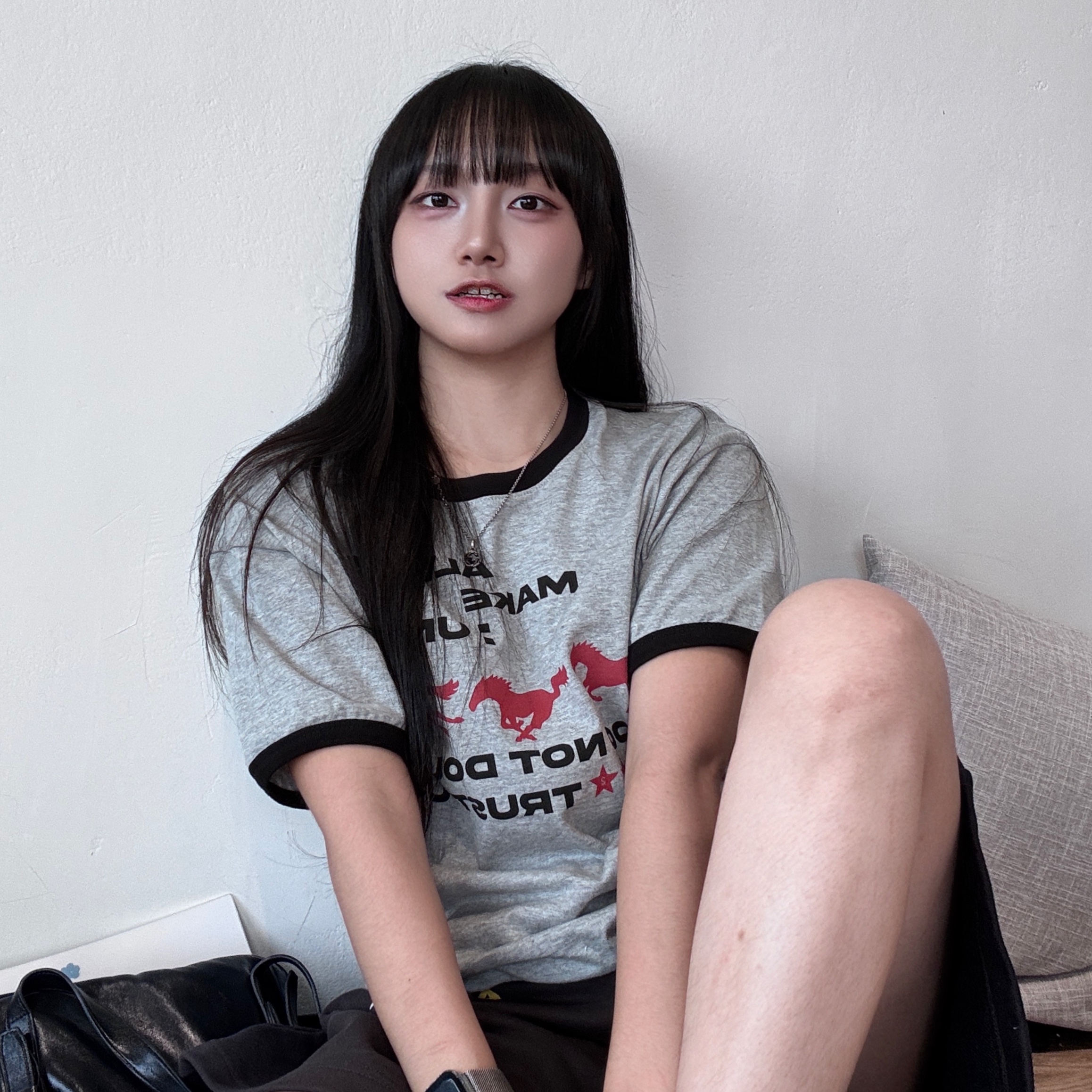 AMOU Runing Horse Ringer T-Shirts Gray, AMOU Runing Horse Ringer T-Shirts Ivory 착용 스타일 - 3