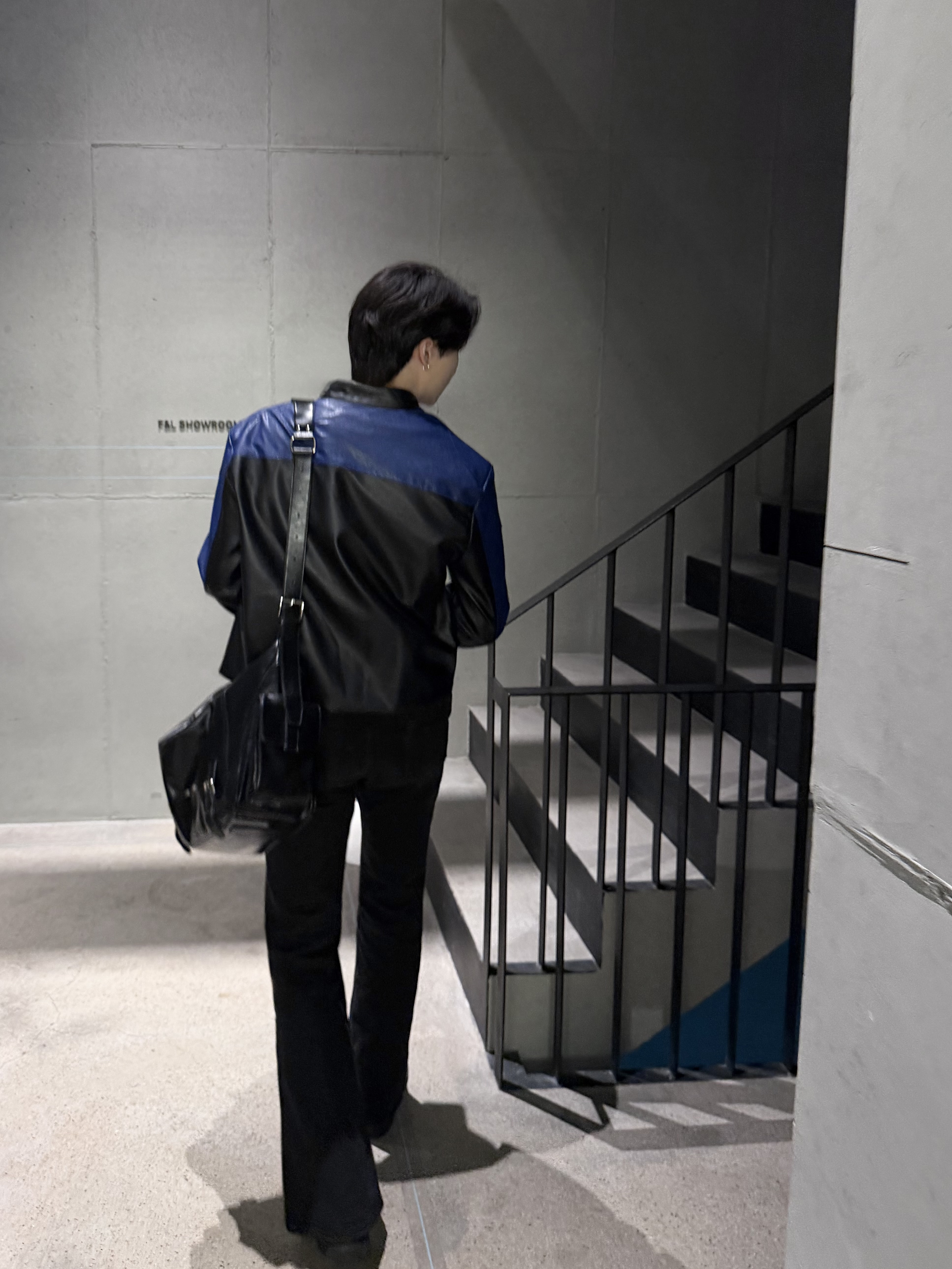 Our Legacy Ladon Brass Keychain Matte Nickel, Matin Kim Rivet Point Quad Shoulder Bag Black 착용 스타일 - 3
