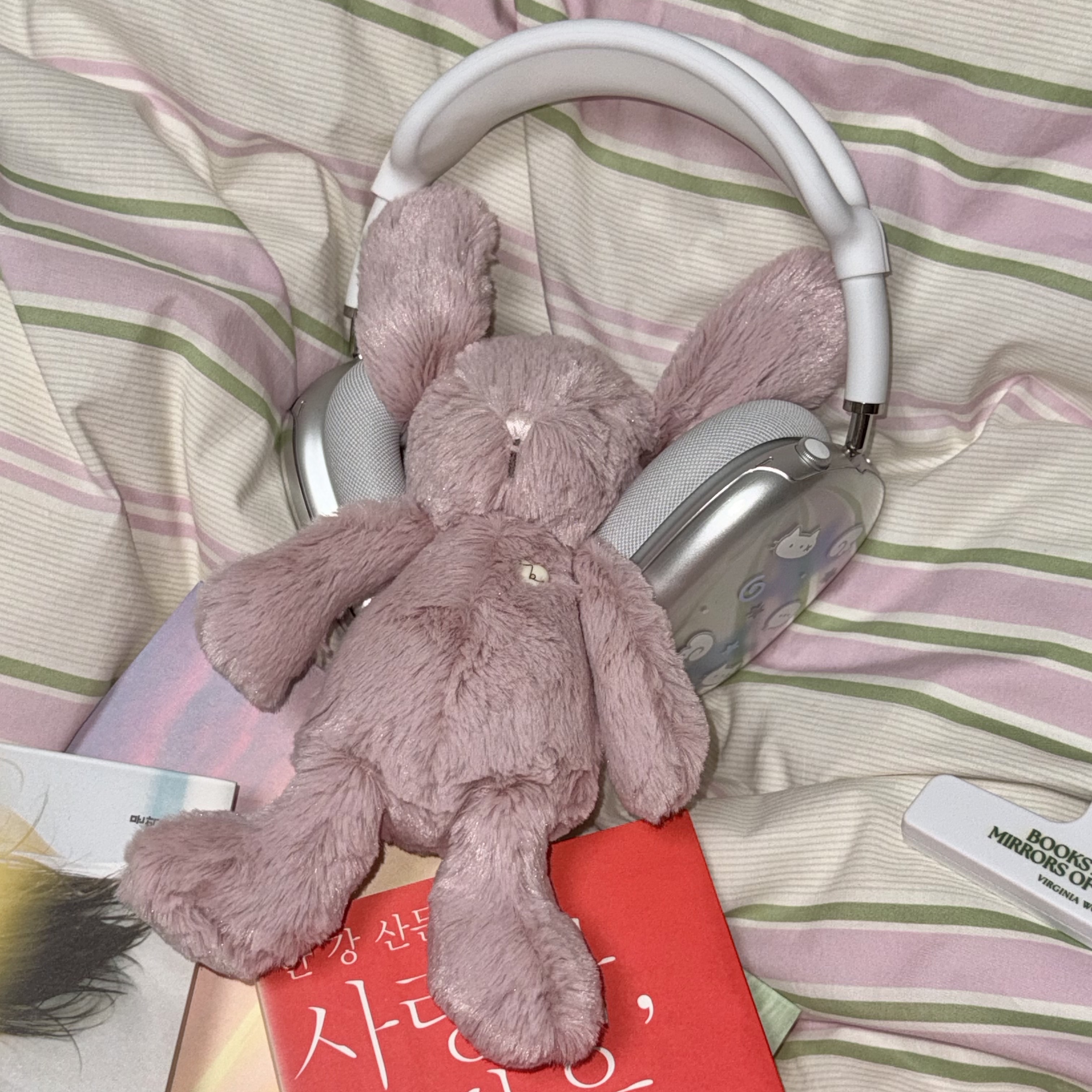 Apple AirPods Max Lightning Silver (Korean Ver.), Pop Mart Crybaby Vacation Mode On Series Vinyl Plush Pendant Glug-Glug (Opened Case) 착용 스타일 - 1