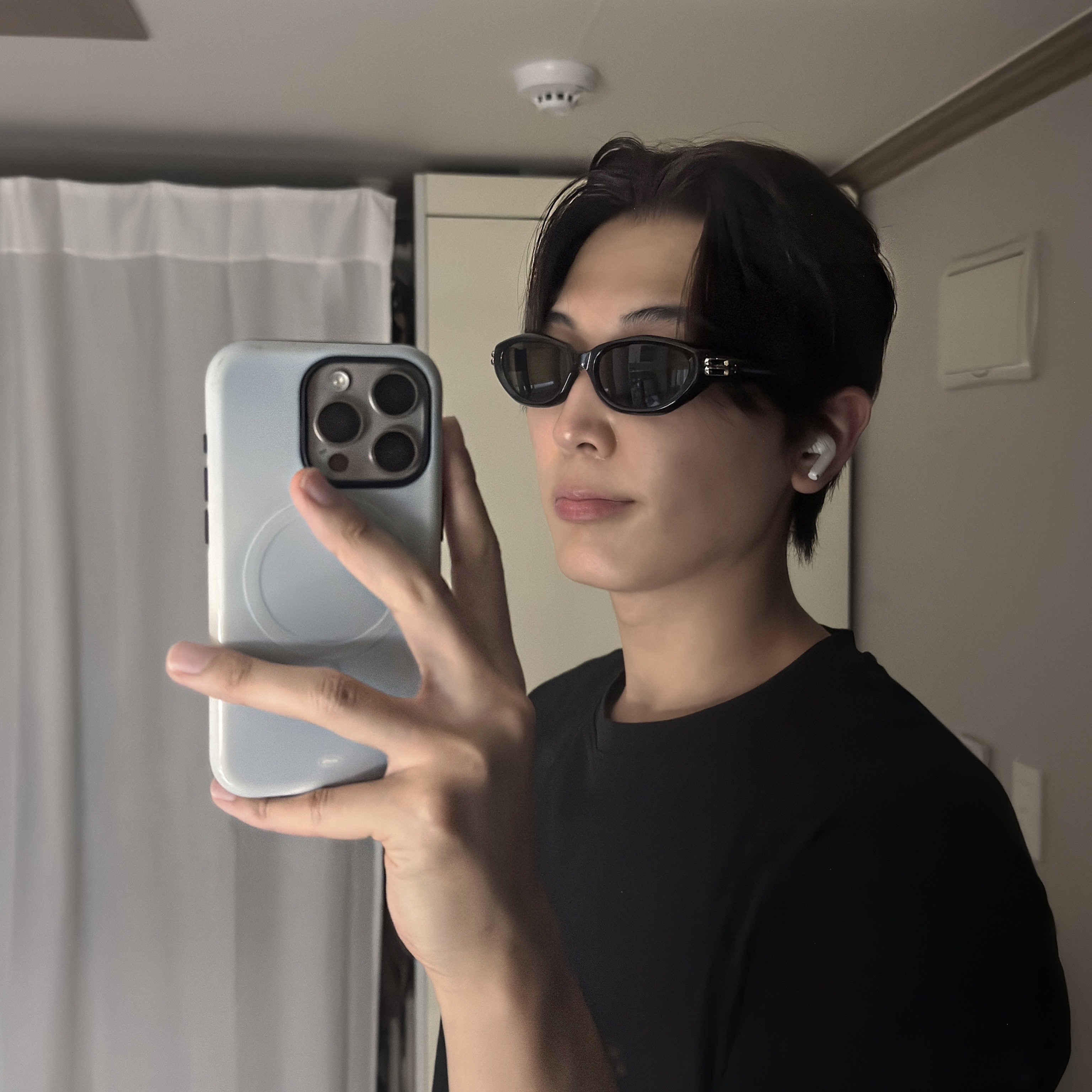 Gentle Monster Sosomo 01 Black Black 착용 스타일