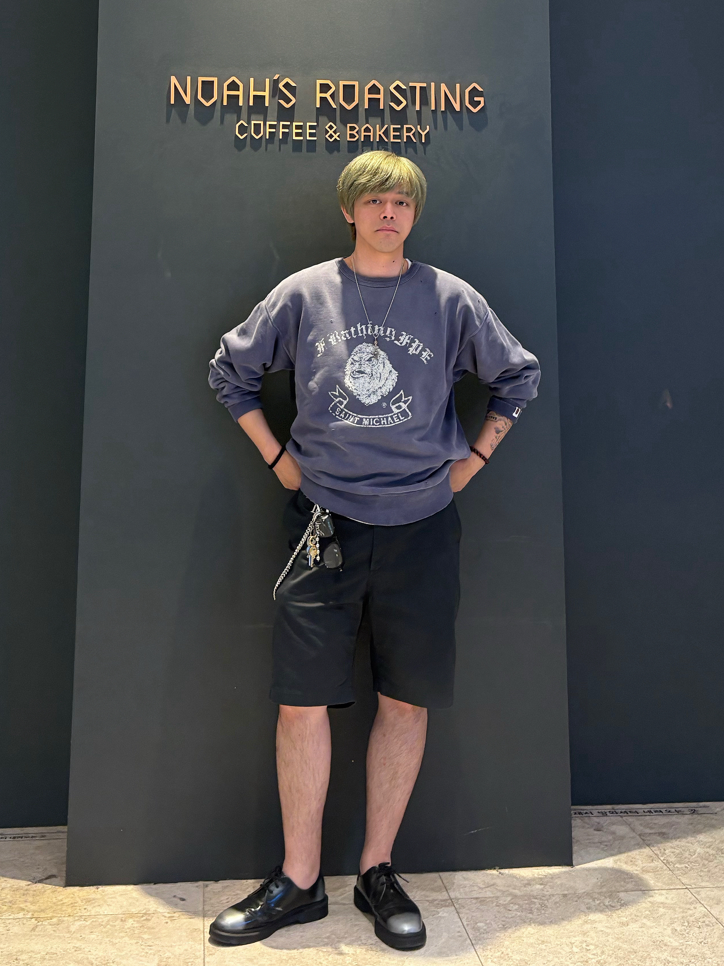 Saint Mxxxxxx x BAPE Gorilla Crewneck Blue, Dr. Martens x Supreme 1461 Gray Silver 착용 스타일 - 2