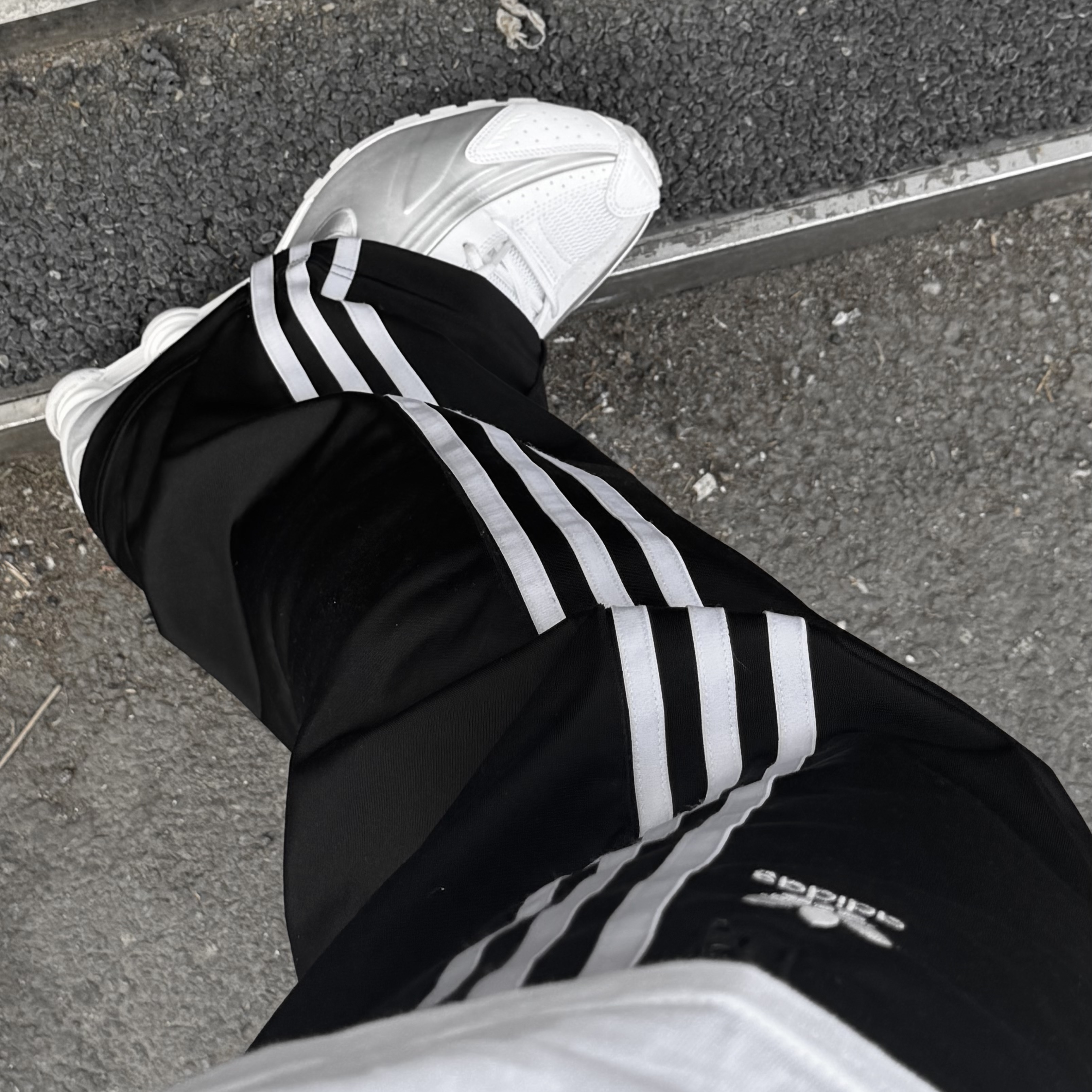 Nike Shox R4 White Bright Crimson, (W) Adidas Originals Firebird Loose Track Pants Black - KR Sizing 착용 스타일