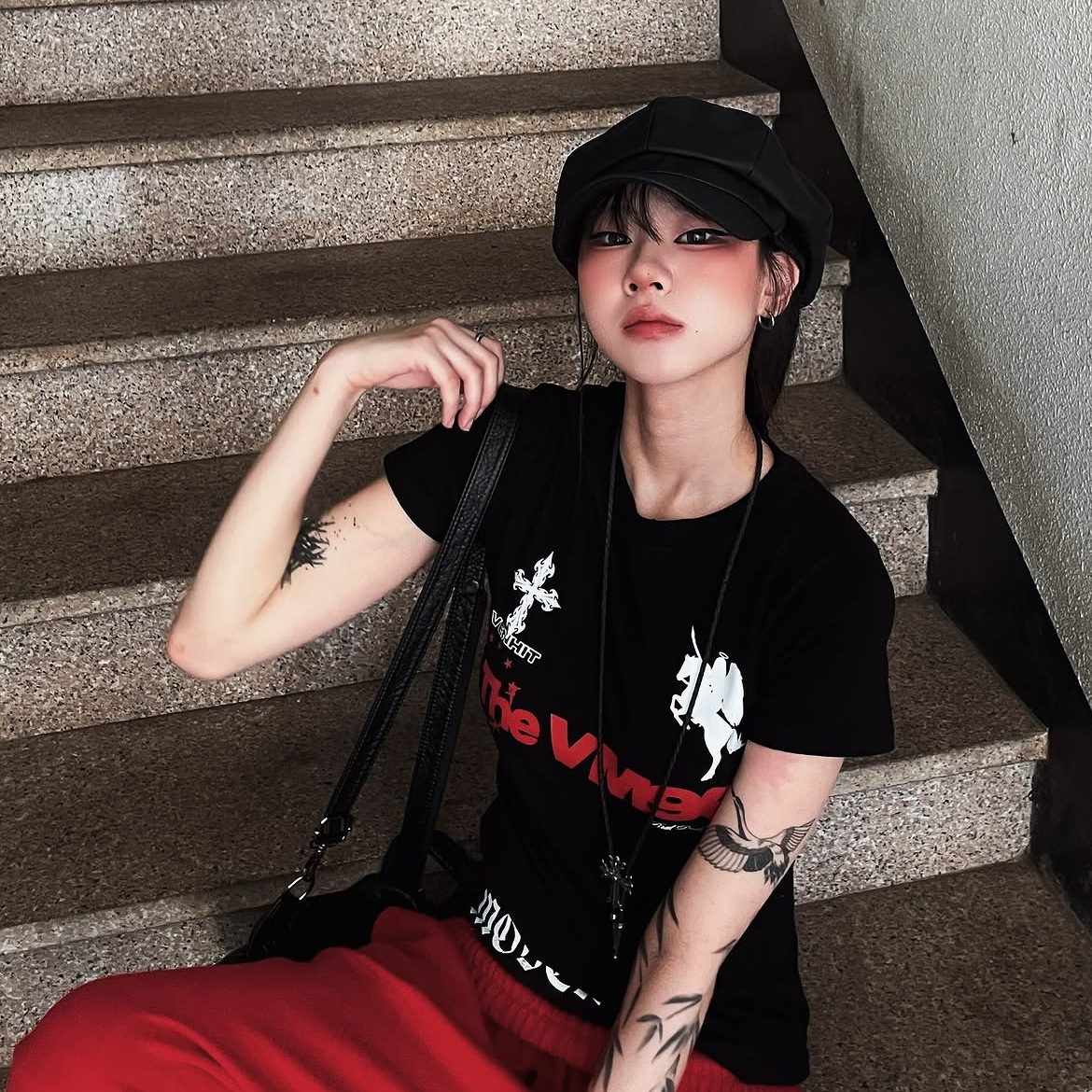 venhit THE VM96 Slim Fit Short Sleeve T-Shirt Black 착용 스타일 - 1