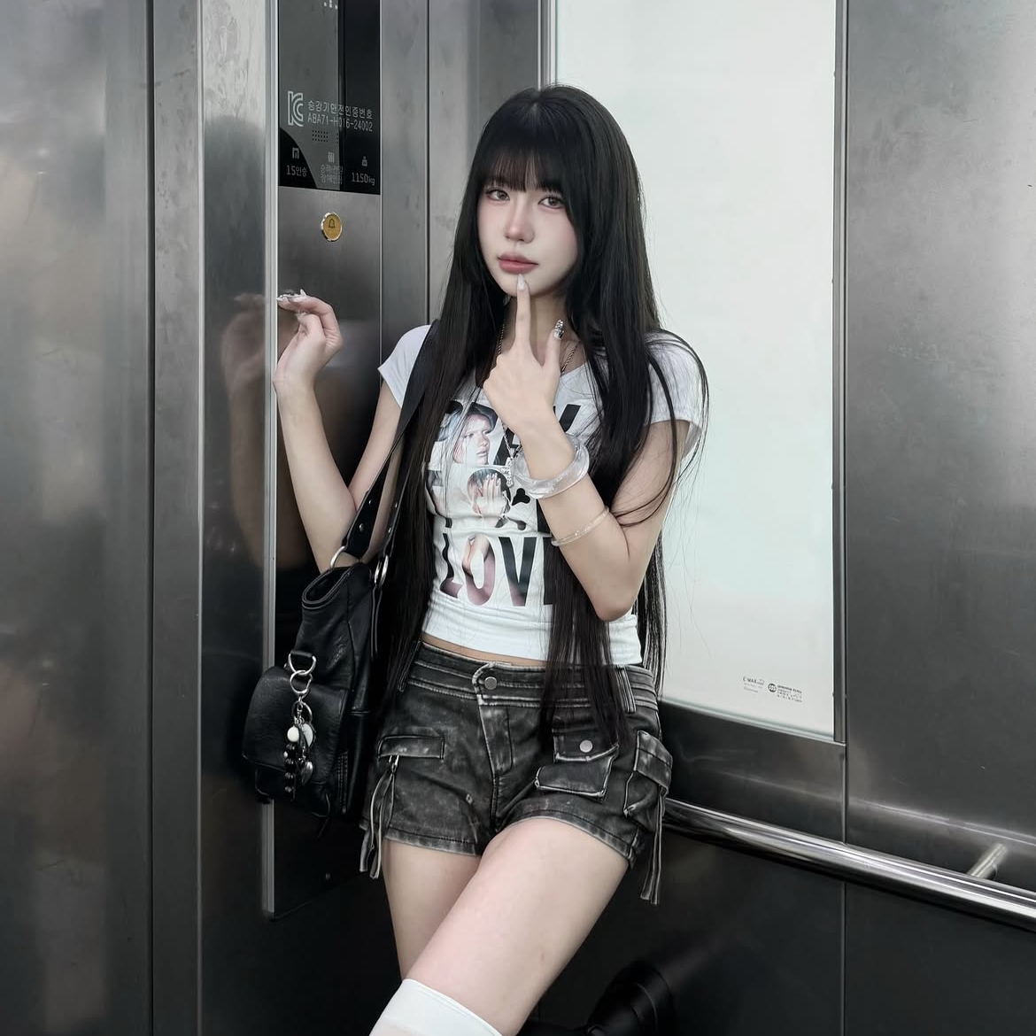venhit Saintly Love U-Neck Slim Fit Short Sleeve T-Shirt White 착용 스타일 - 2