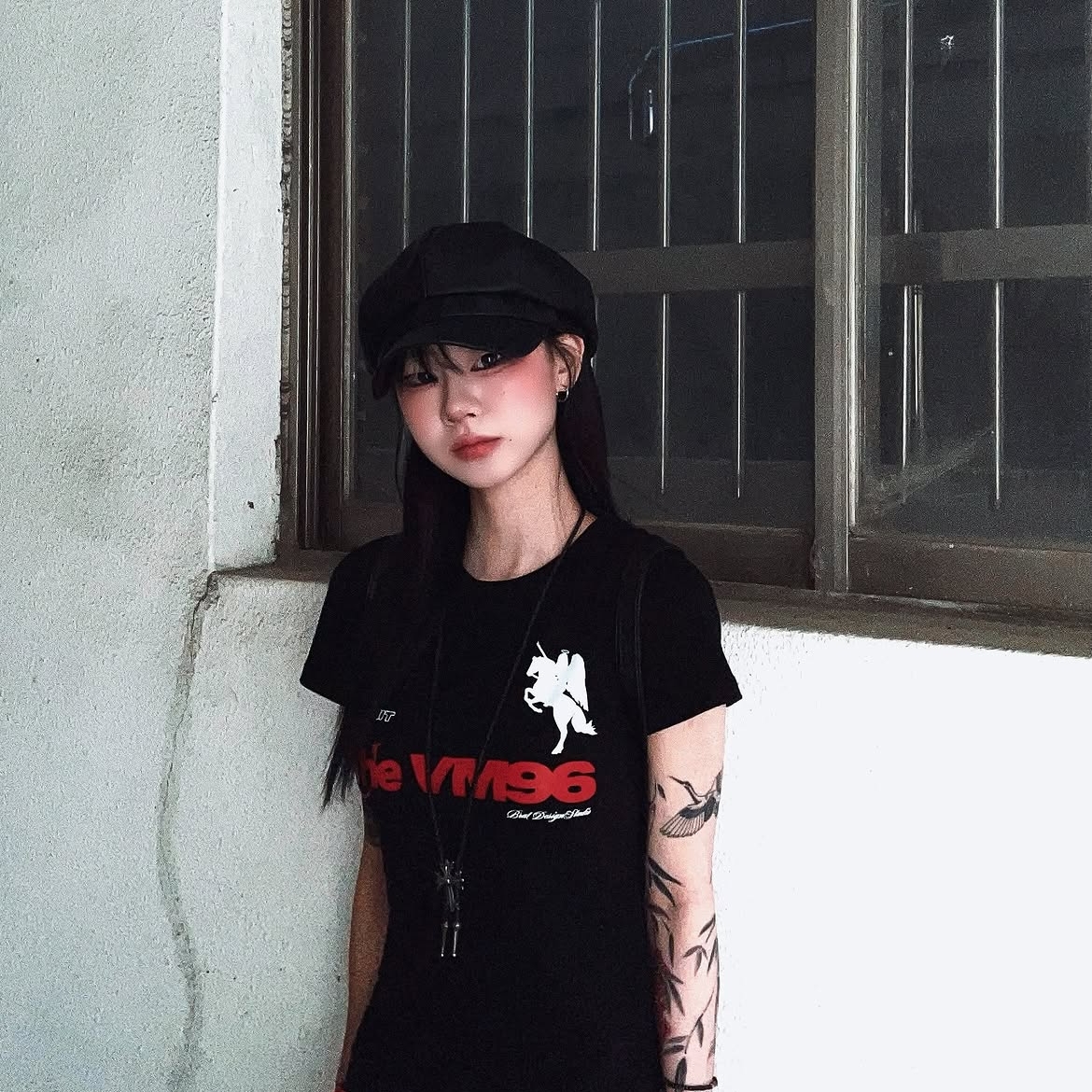 venhit THE VM96 Slim Fit Short Sleeve T-Shirt Black 착용 스타일 - 2