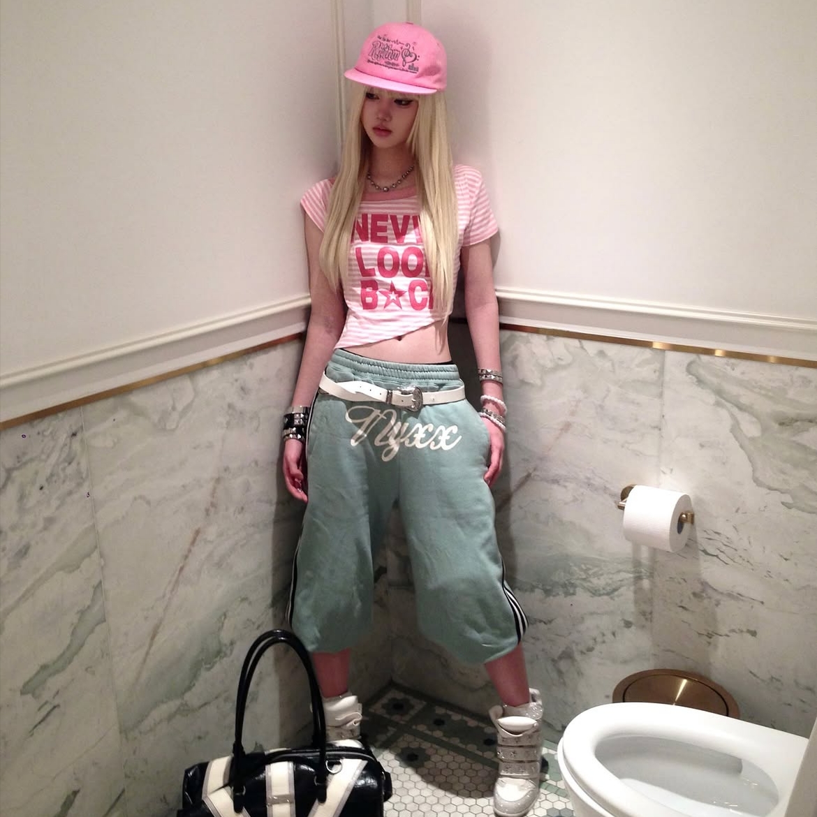 venhit Heart Rhythm Flat Brim Cap Pink, venhit NLB Striped One Shoulder Slim Fit Short Sleeved T_Shirt Pink 착용 스타일 - 3