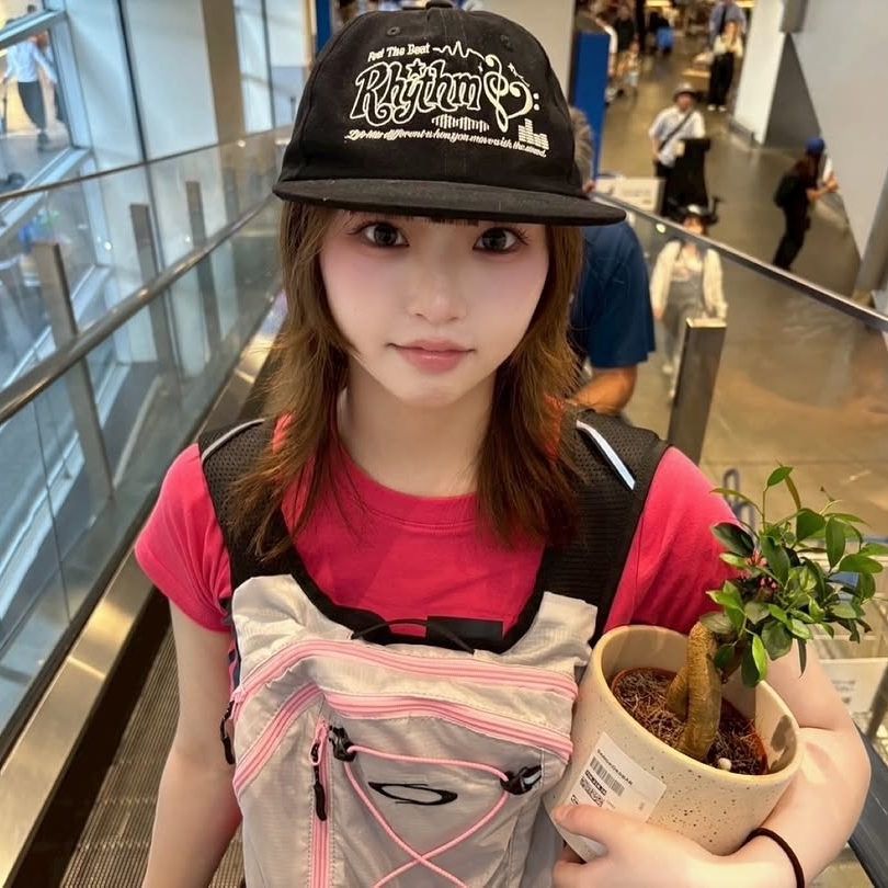 venhit Heart Rhythm Flat Brim Cap Black, venhit MRT Vivid Slim Fit Short Sleeve T-Shirt Pink 착용 스타일 - 4