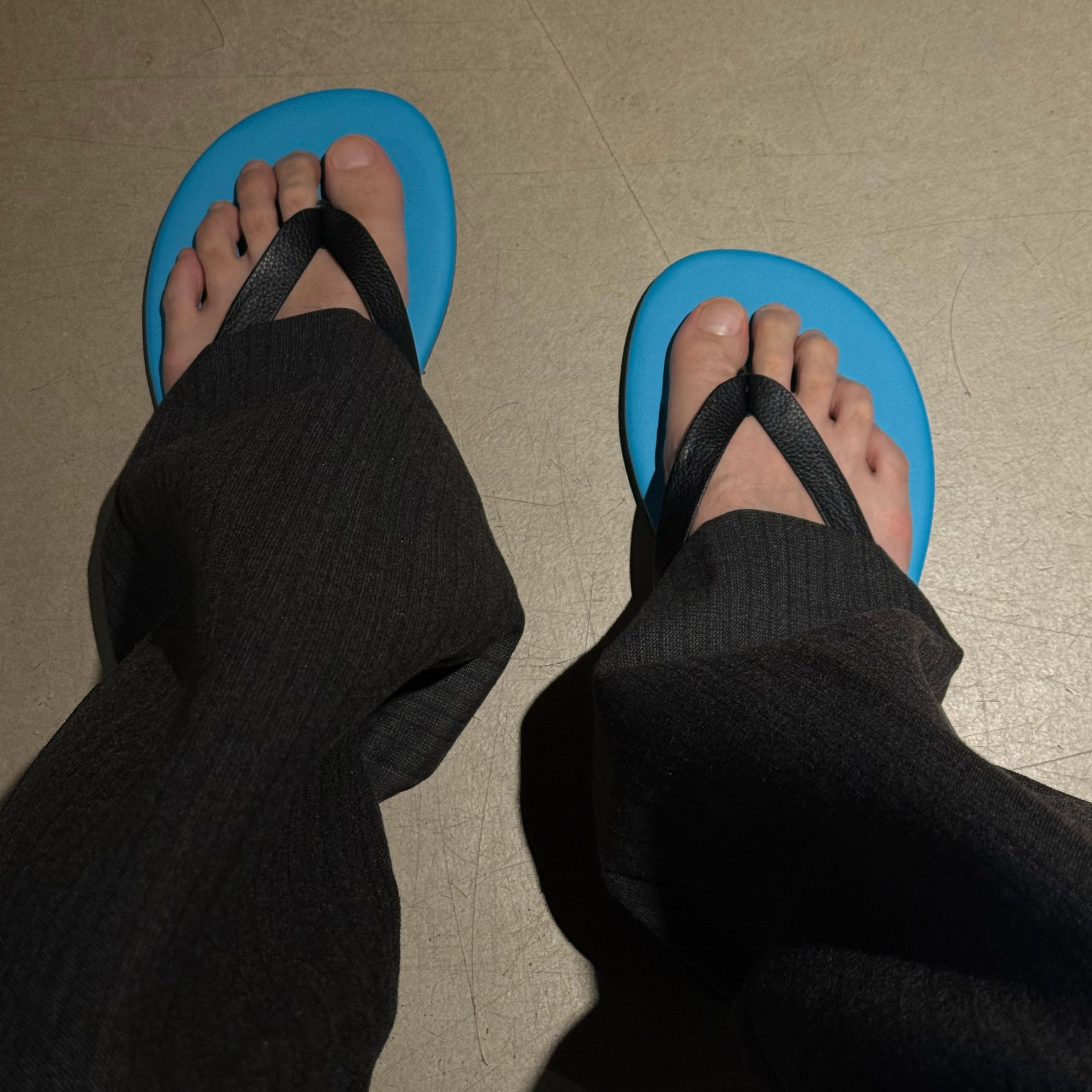 STU CÓLOR Flip Flop in sky blue 착용 스타일