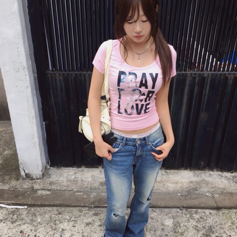 venhit Saintly Love U-Neck Slim Fit Short Sleeve T-Shirt Pink 착용 스타일 - 2