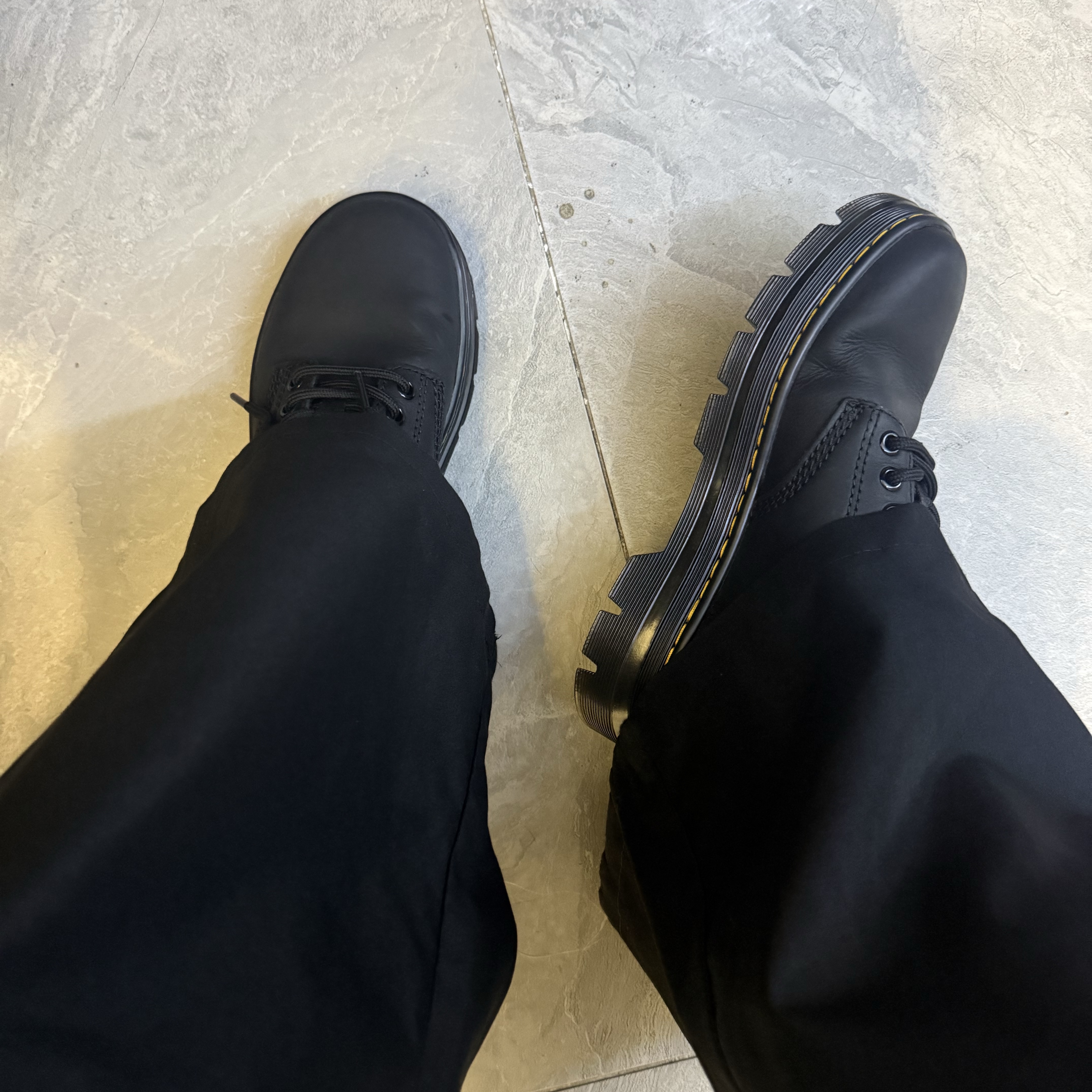 Dr. Martens Reeder Wyoming Leather Utility Shoes Black 착용 스타일 - 1