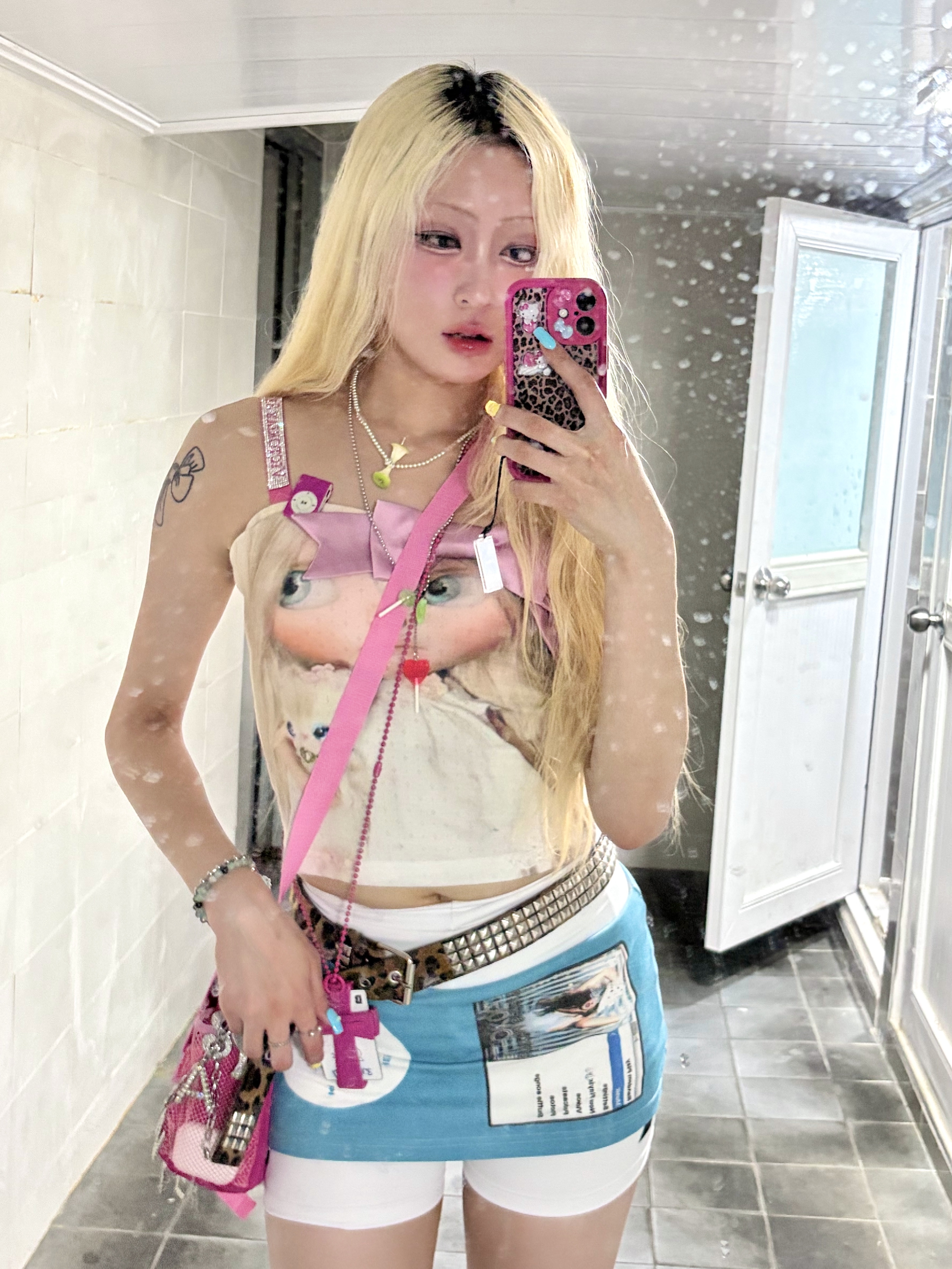 Sculptor Cross Stud Strap Wallet Pink 착용 스타일 - 2