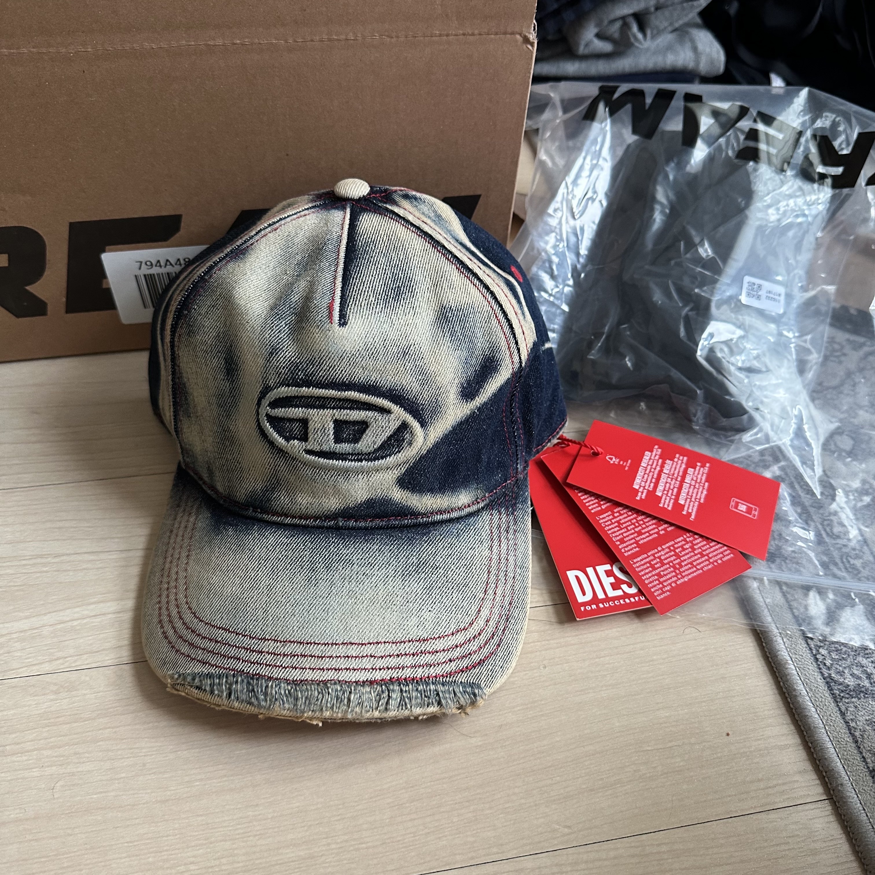 Diesel C-Seymon Treated Denim Baseball Cap Blue White 착용 스타일