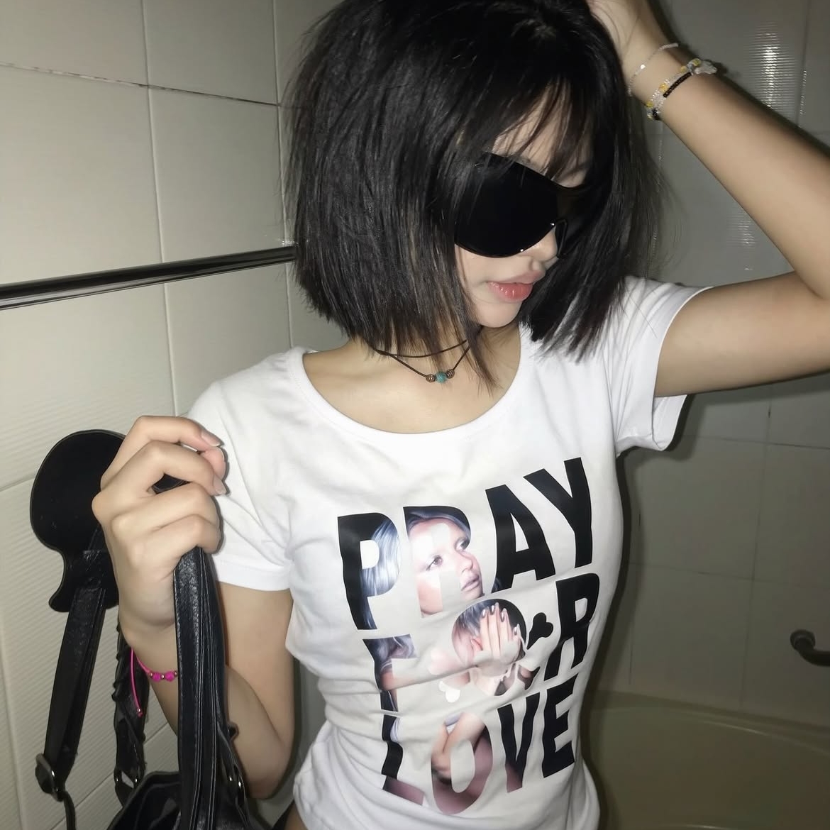 venhit Saintly Love U-Neck Slim Fit Short Sleeve T-Shirt White 착용 스타일 - 1