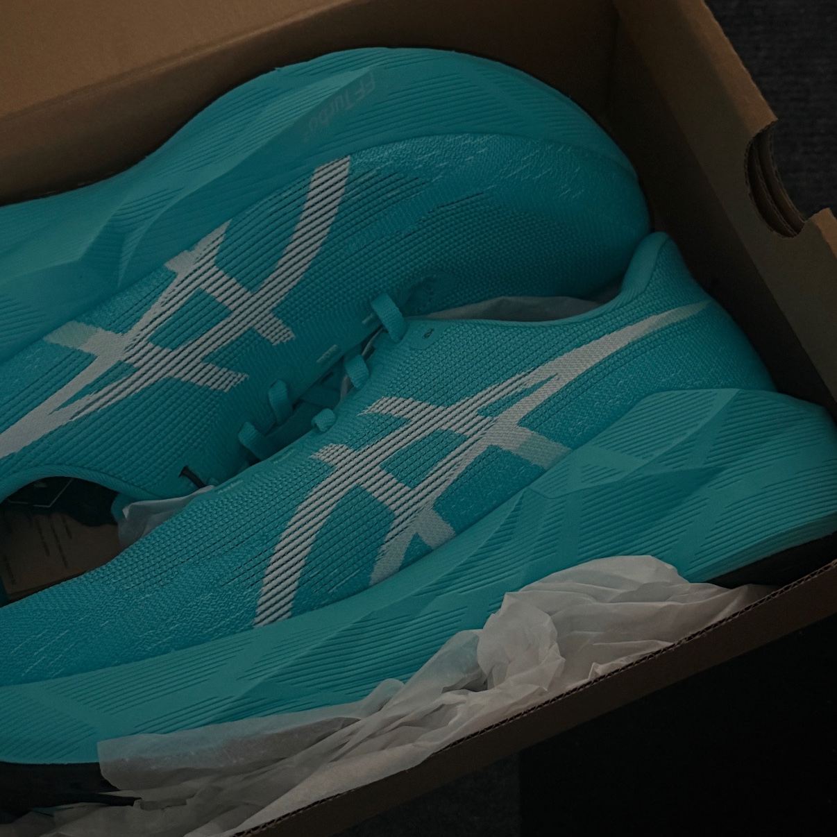 Asics Novablast 6 Energy Aqua White 착용 스타일